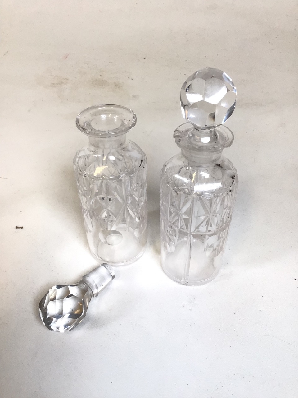 Two silver plate and cut glass cruet sets. A 7 and 4 piece condiment caddy respectively. Good - Bild 7 aus 15