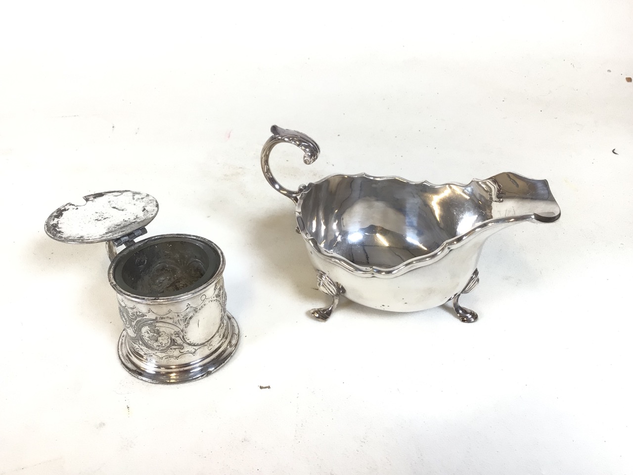 Assortment of silver plate tableware including a soup tureen, shaker, two condiment pourers, sugar - Bild 4 aus 7