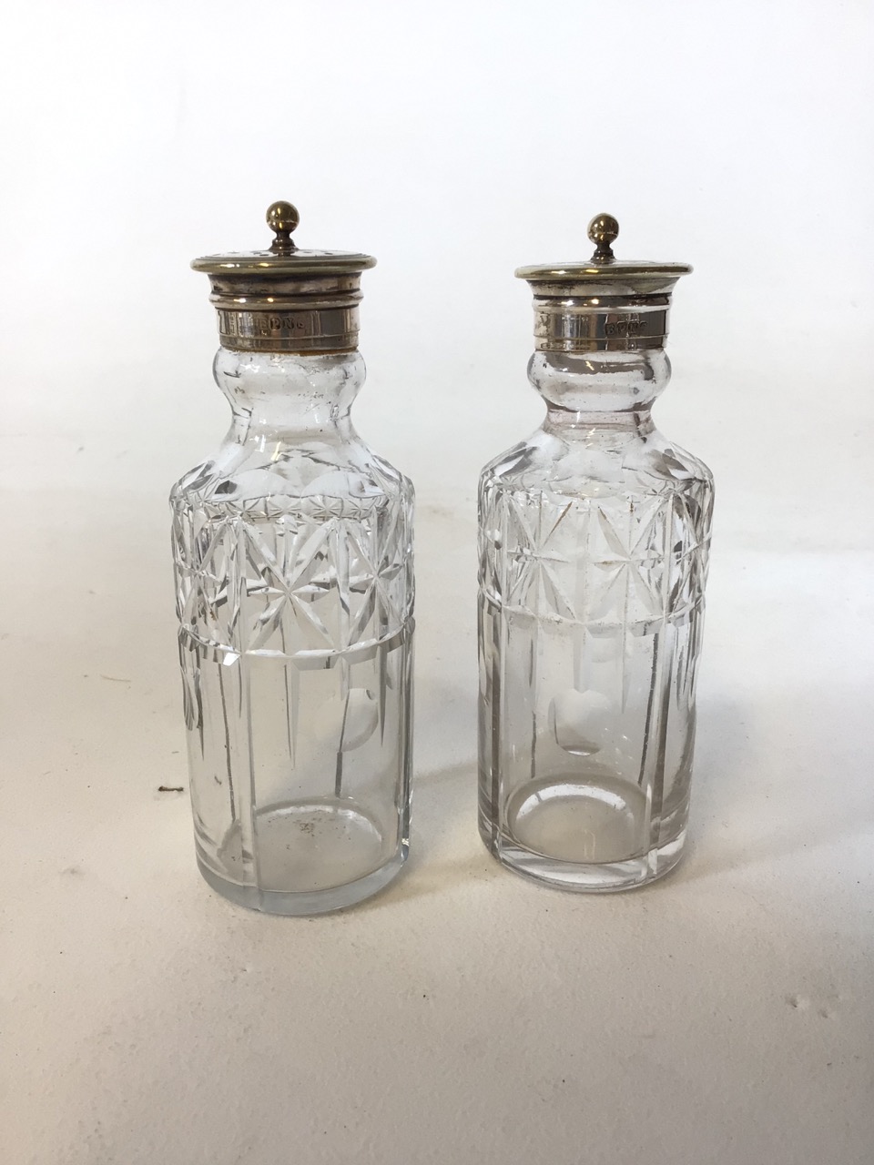 Two silver plate and cut glass cruet sets. A 7 and 4 piece condiment caddy respectively. Good - Bild 8 aus 15