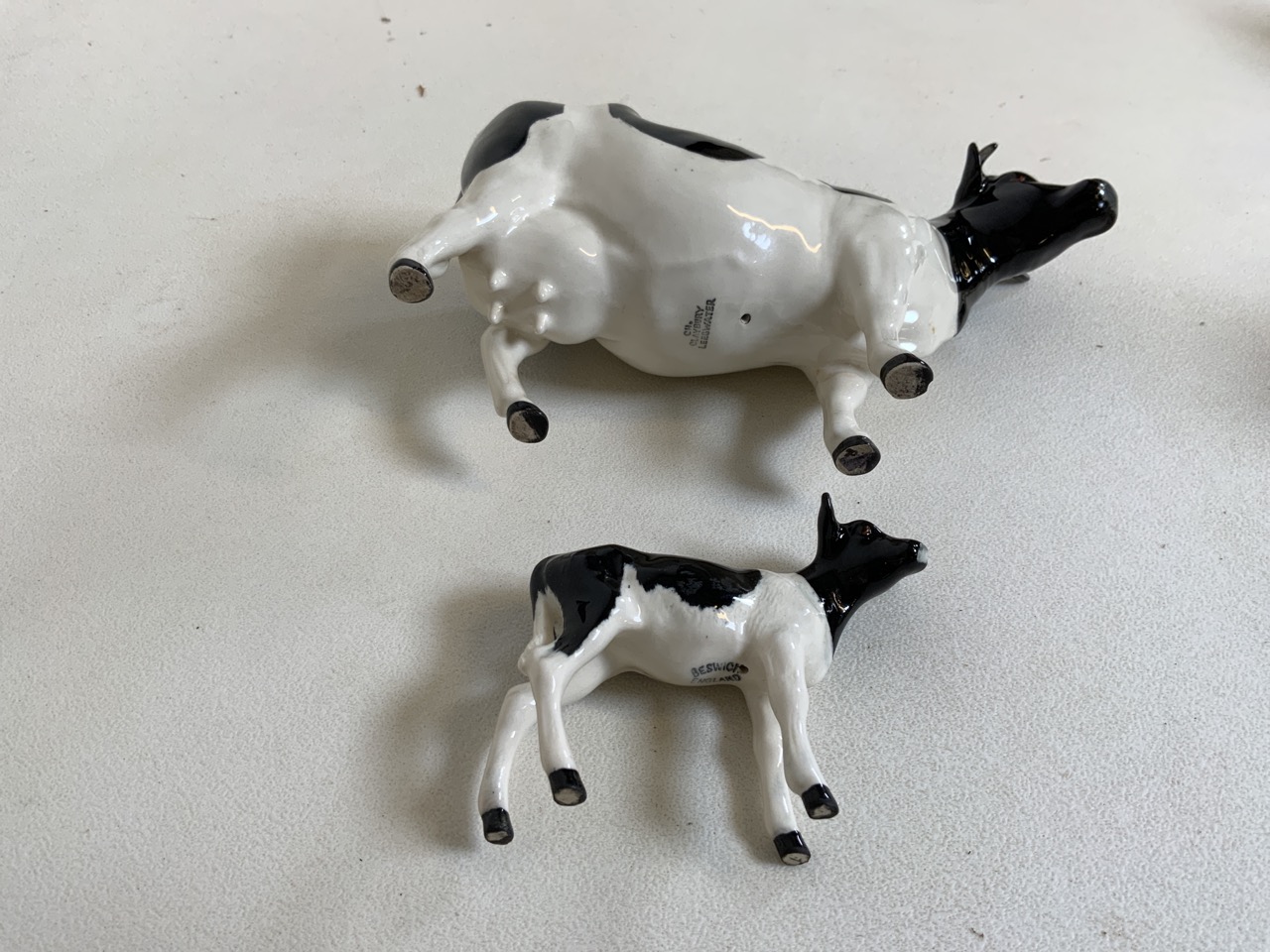 Beswick Champion Claybury Leegwater Friesian cow with calf - marked to underbelly. Both with heart - Bild 6 aus 6