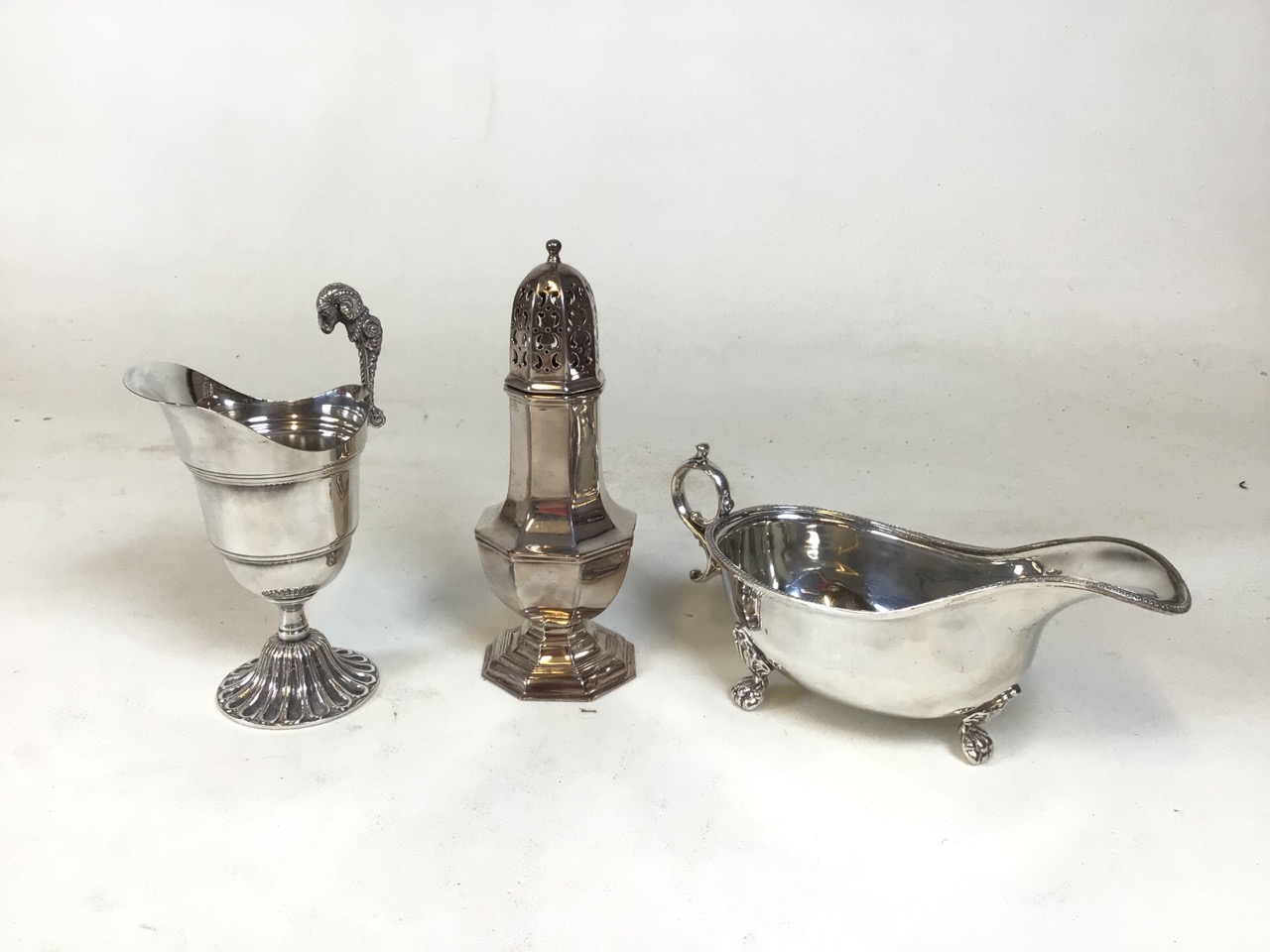 Assortment of silver plate tableware including a soup tureen, shaker, two condiment pourers, sugar - Bild 5 aus 7