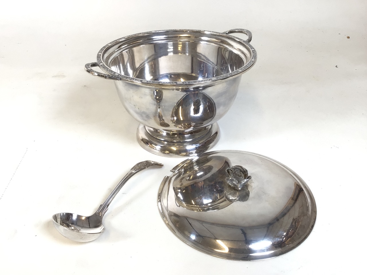 Assortment of silver plate items to include a tureen, two serving trays and a tea-coffee set. Handle - Bild 7 aus 9