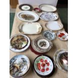 A quantity of collectible plates and platters (see photos) including Franklin Mint, Aynsley, Meakin,