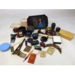 A quantity of Bakelite dressing table items