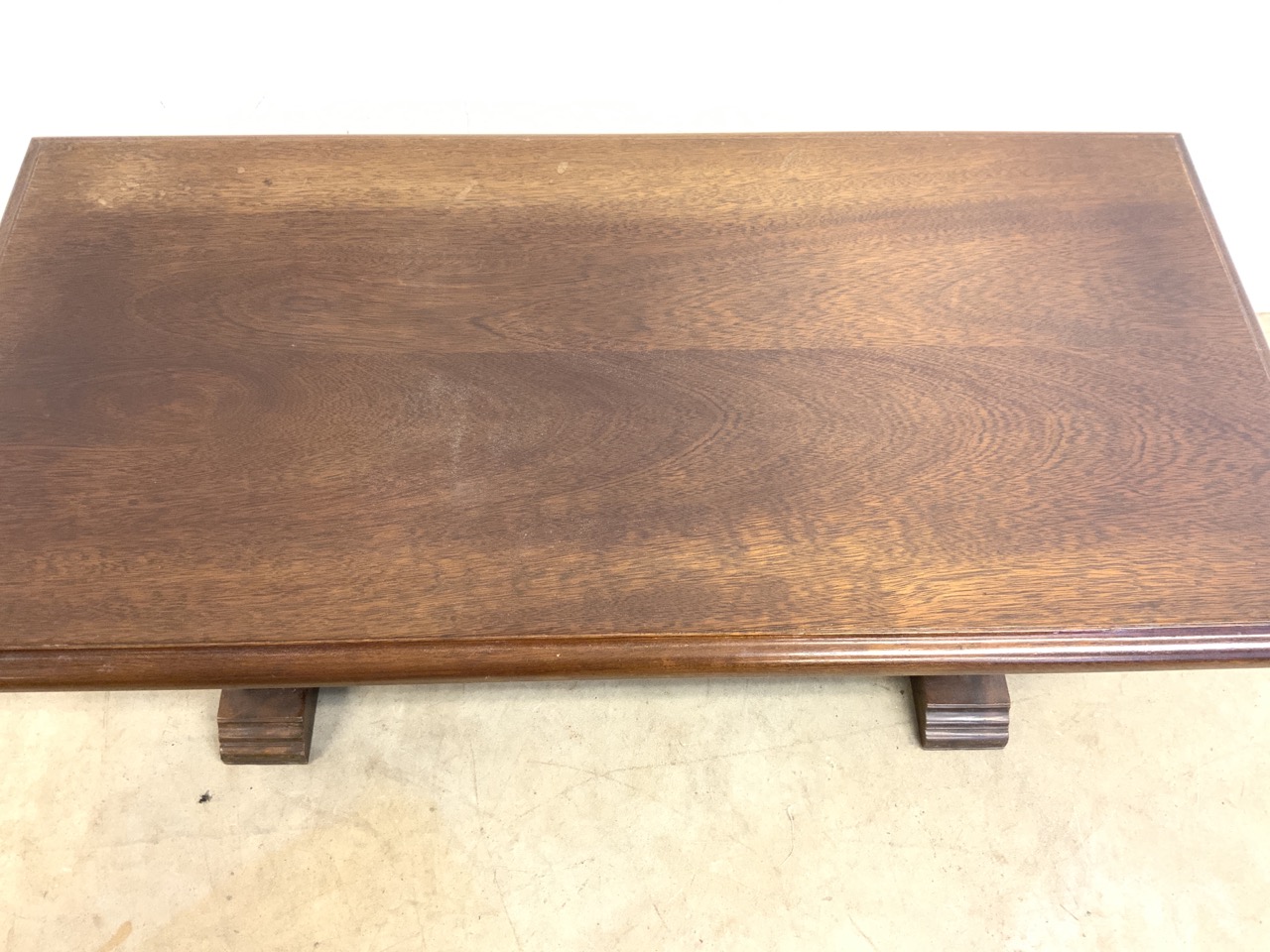 An chunky oak coffee table with 4 cm thick top with meaty stretcher to base. W:123cm x D:60cm x H: - Image 3 of 4