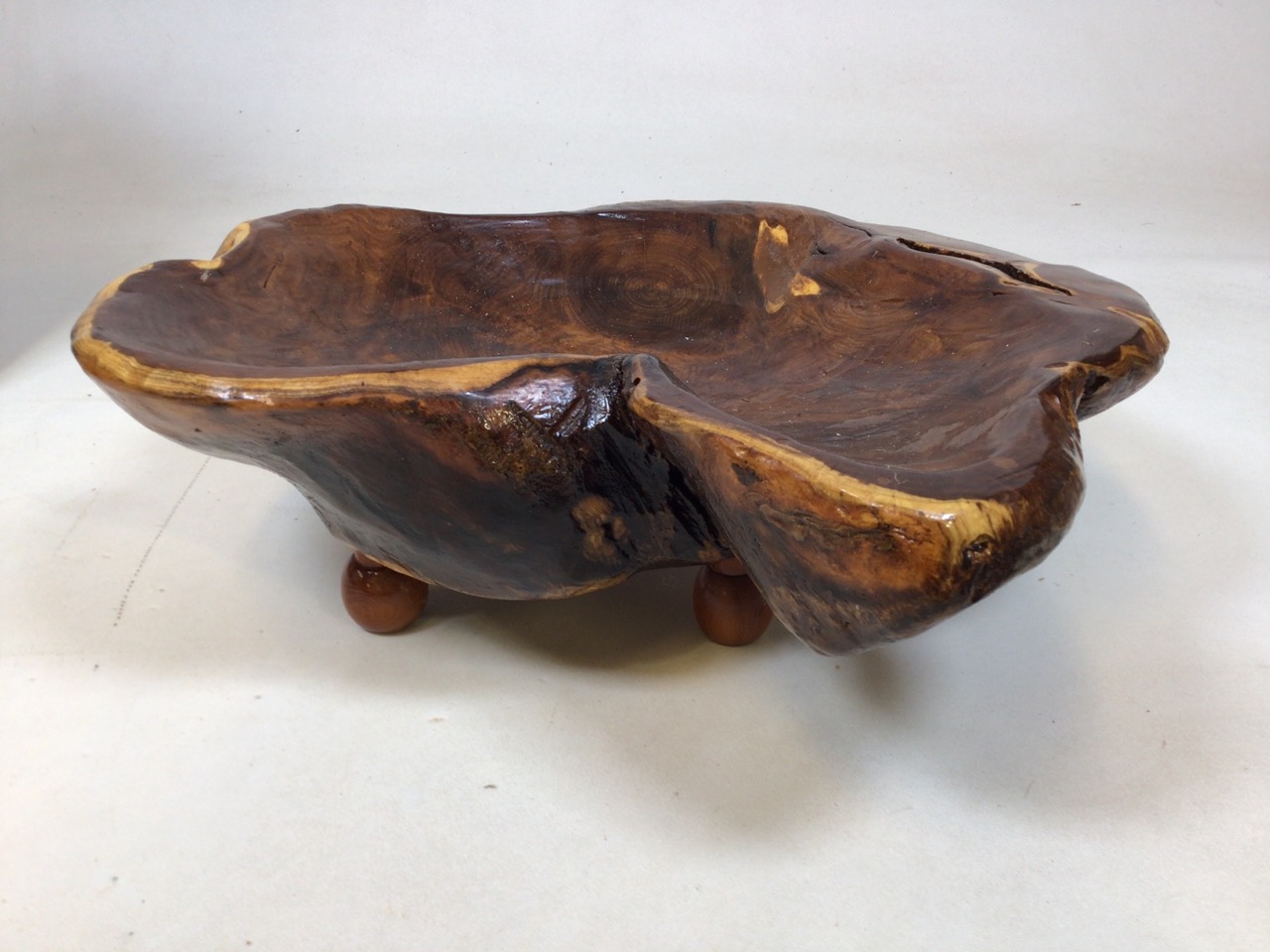 A carved wooden bowl on feet - Image 3 of 5