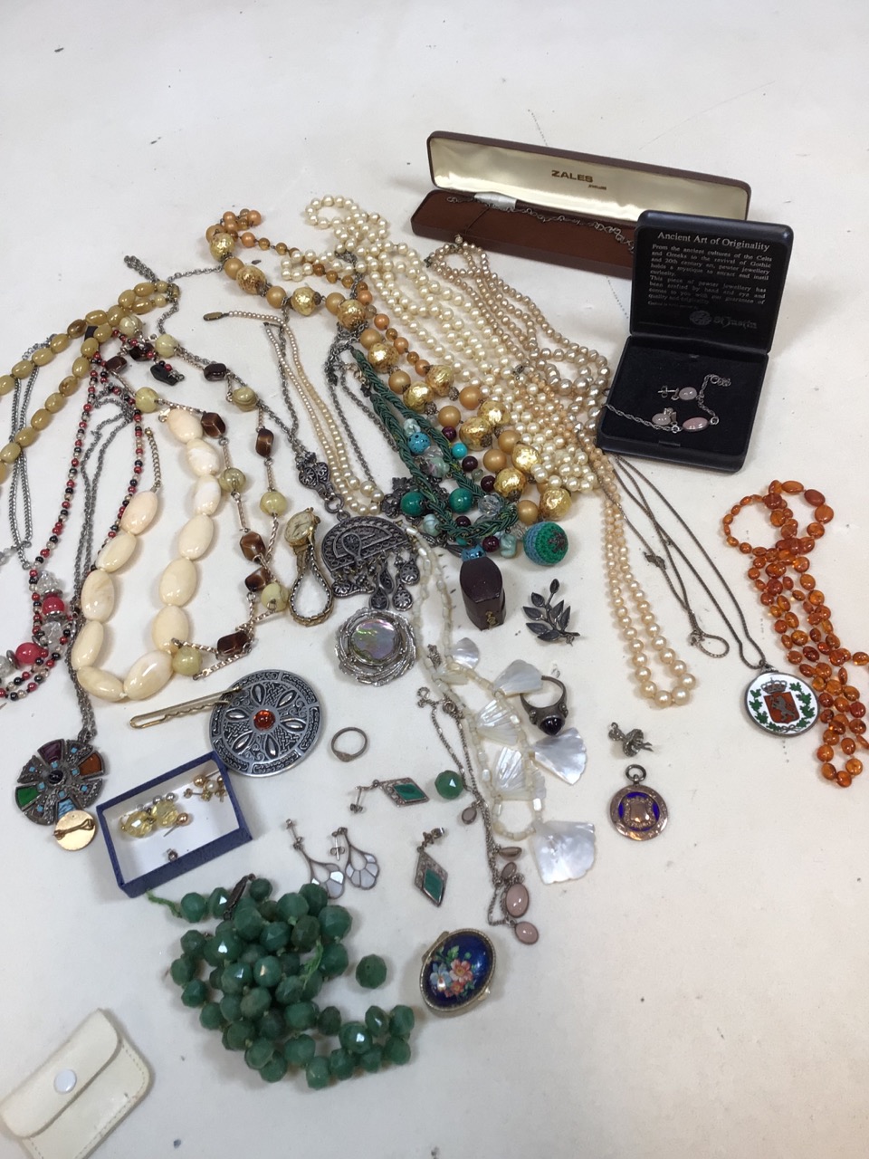 A quantity of costume jewellery and silver items with semi precious stones, - Image 5 of 5