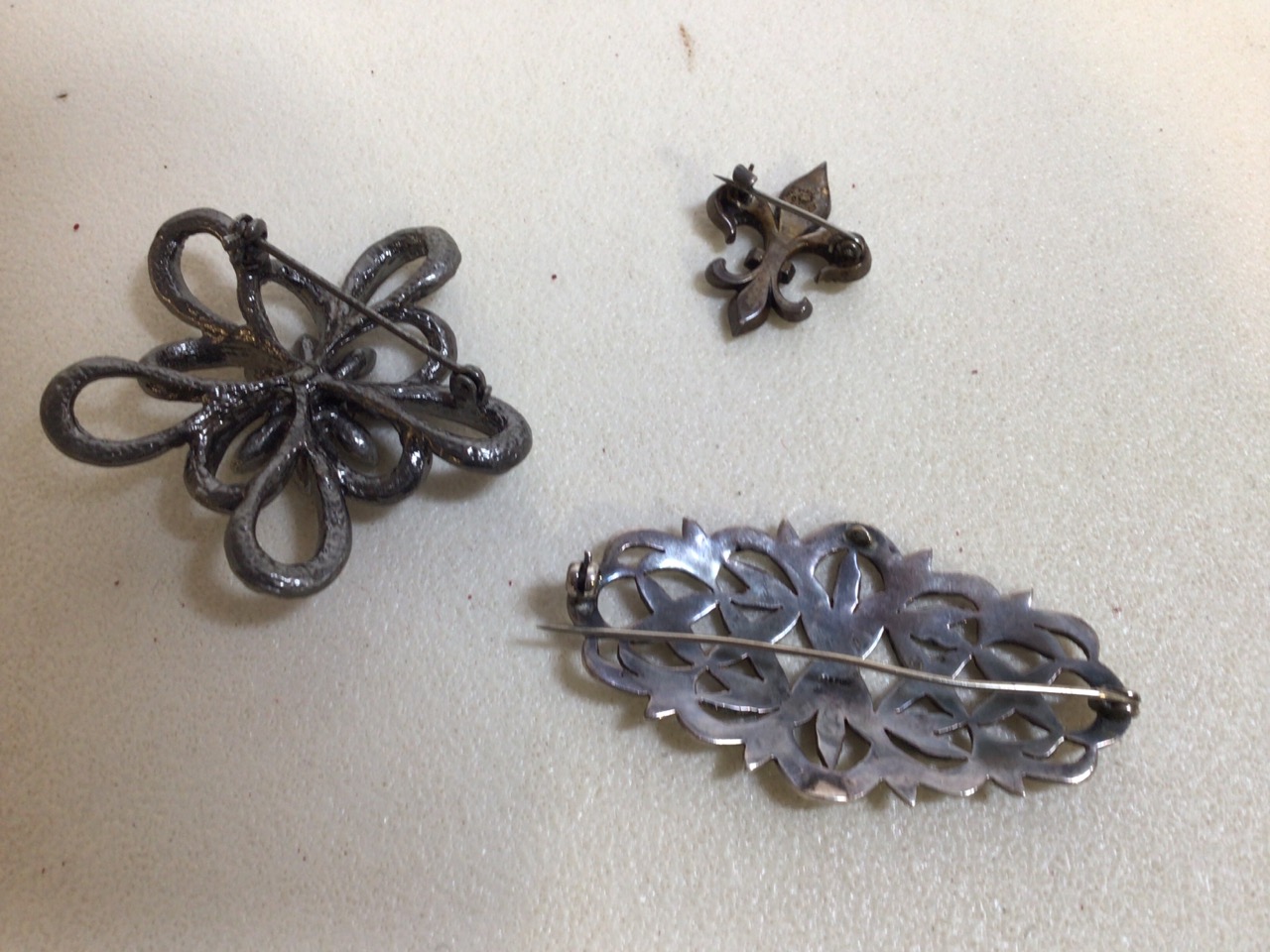 A silver marquesite bracelet and brooch and other white metal marquesite items - Image 5 of 7