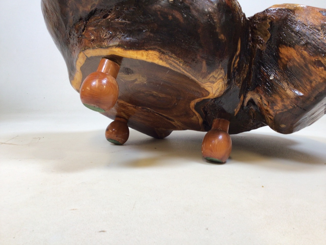 A carved wooden bowl on feet - Image 5 of 5