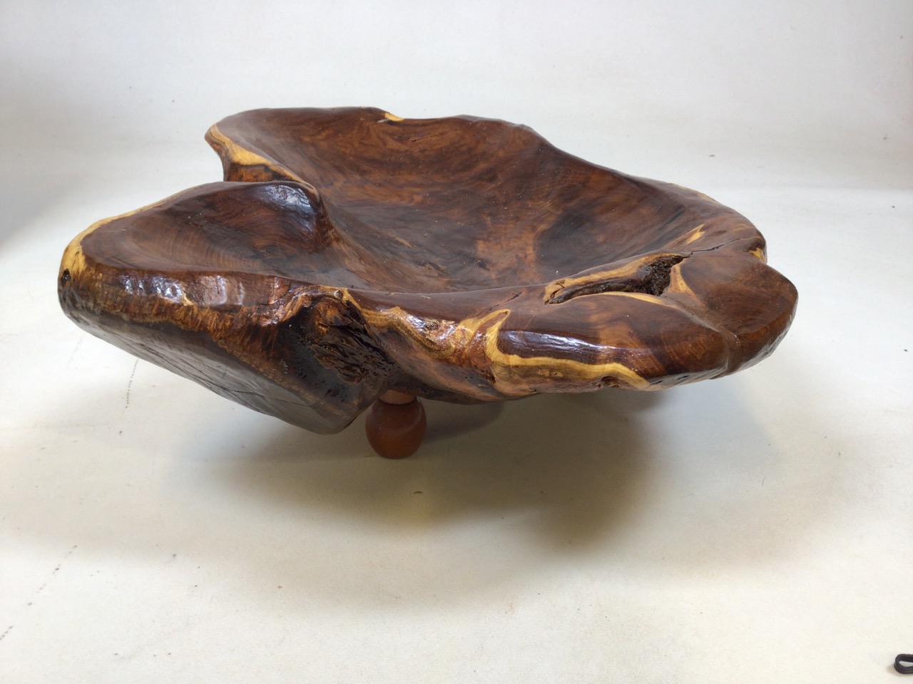 A carved wooden bowl on feet - Image 2 of 5