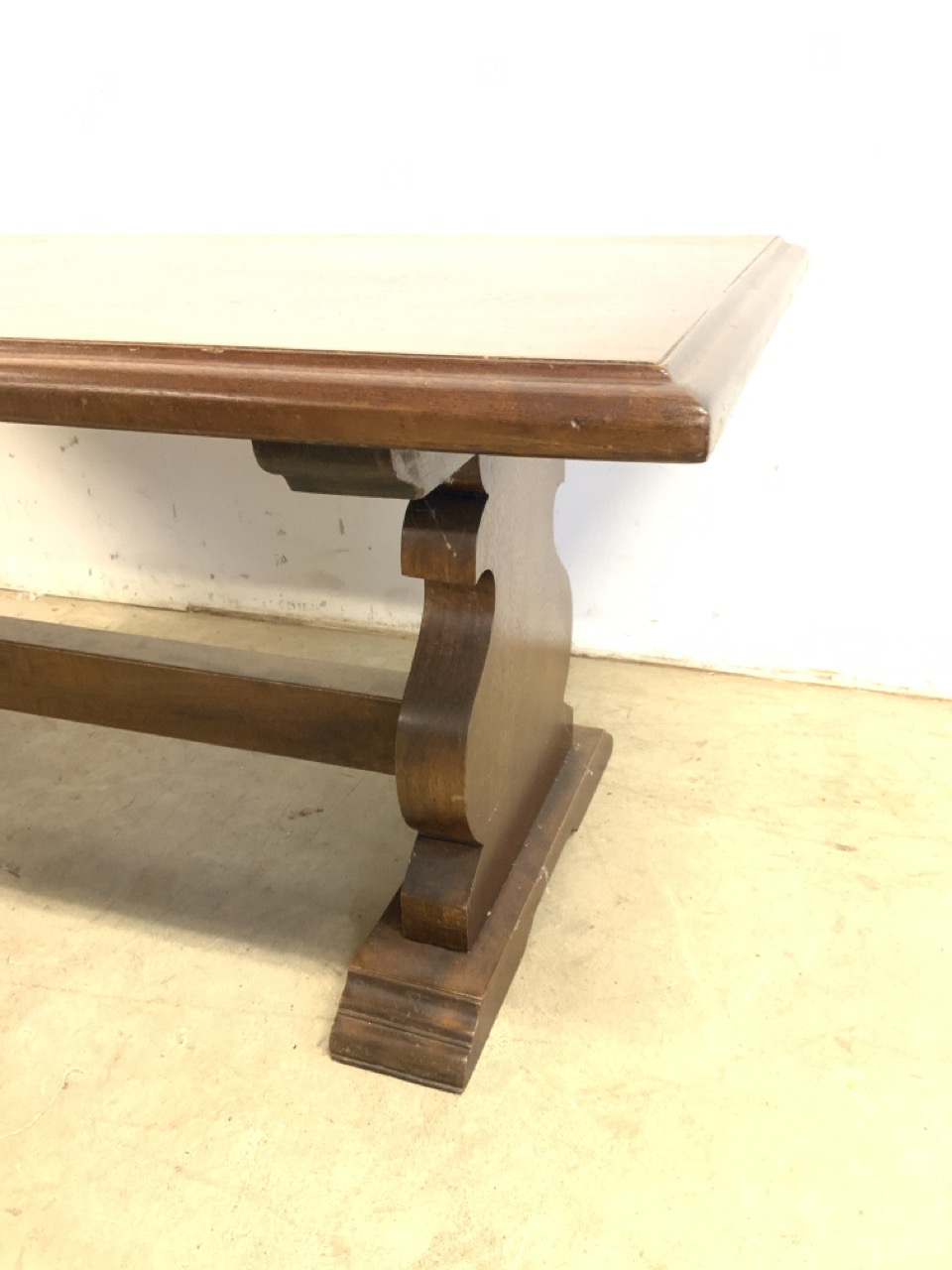 An chunky oak coffee table with 4 cm thick top with meaty stretcher to base. W:123cm x D:60cm x H: - Image 2 of 4