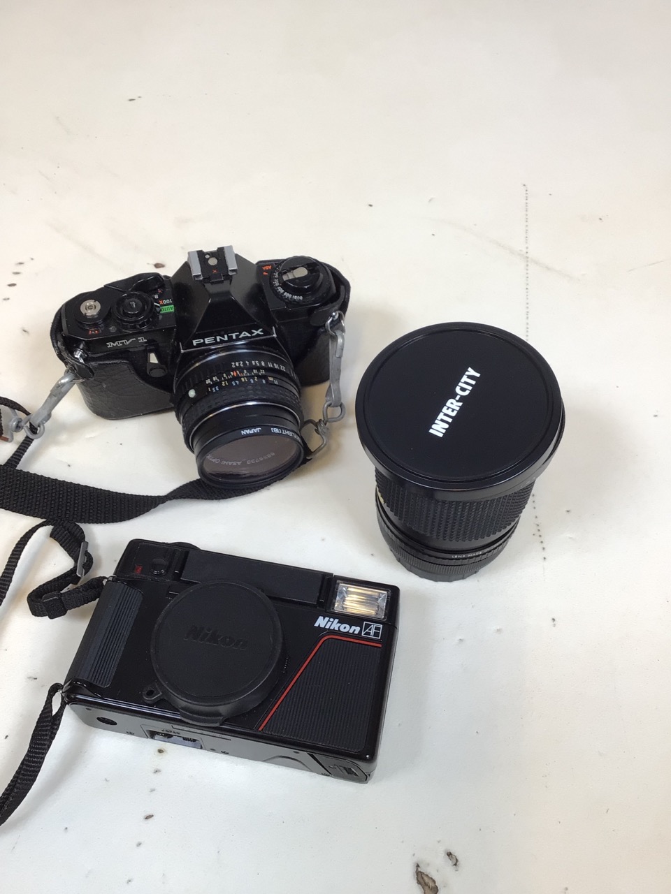 A quantity of cameras and accessories including Sony mini DV video camera, digital Canon Ixus - Bild 4 aus 4