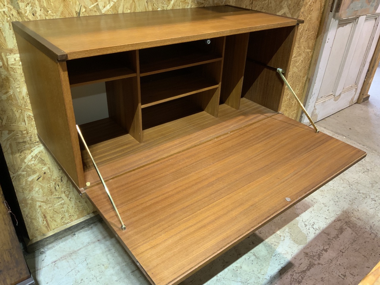 Tapley Beaver Self Leveling mid century Furniture. Bureau, set of three drawers and a bookshelf. - Image 5 of 7