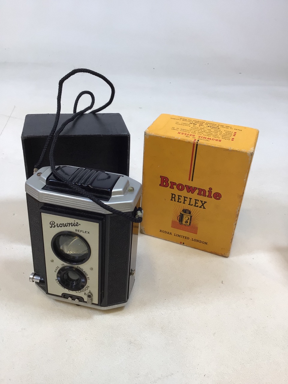 A Kodak Instamatic 400 camera in original box, a Brownie Reflex in original box and an Olympus - Image 5 of 8