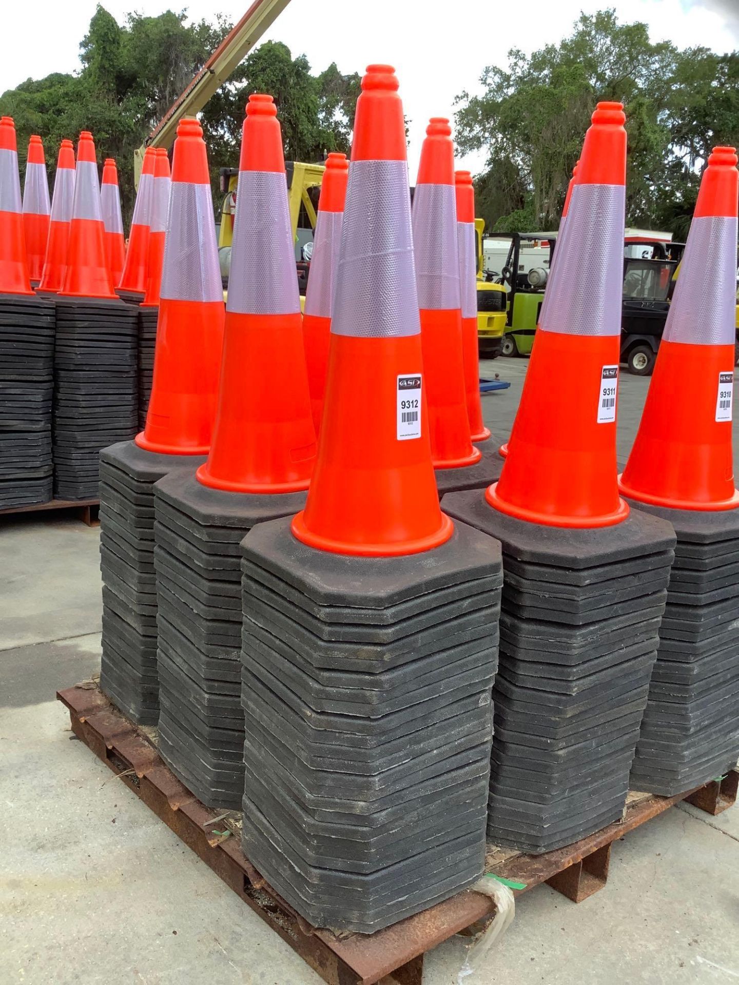 ( 50 ) UNUSED PVC SAFETY TRAFFIC HIGHWAY CONES