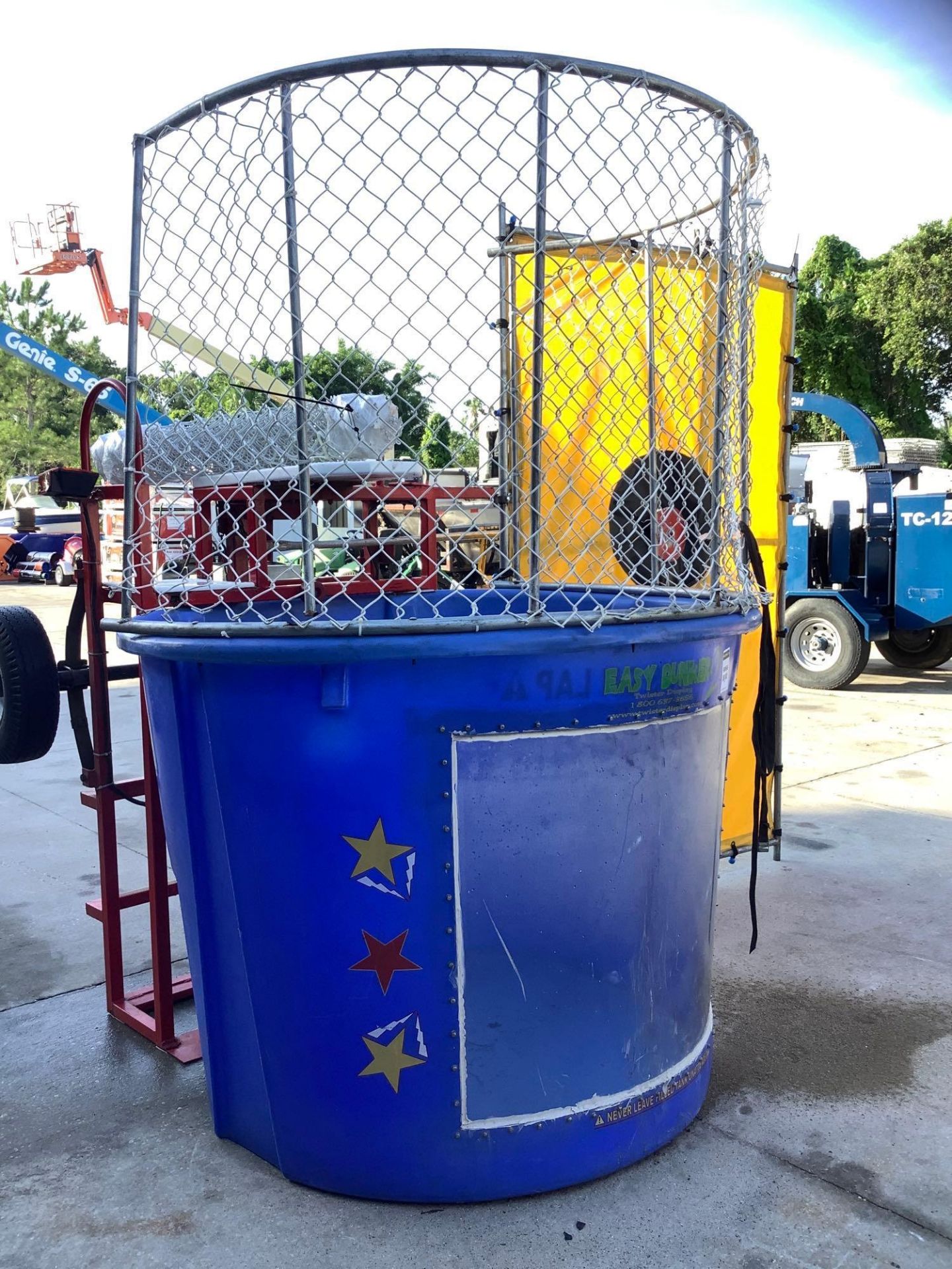 TWISTER DISPLAY EASY DUNKER 2 DUNK TANK, TRAILER MOUNTED - Image 4 of 20