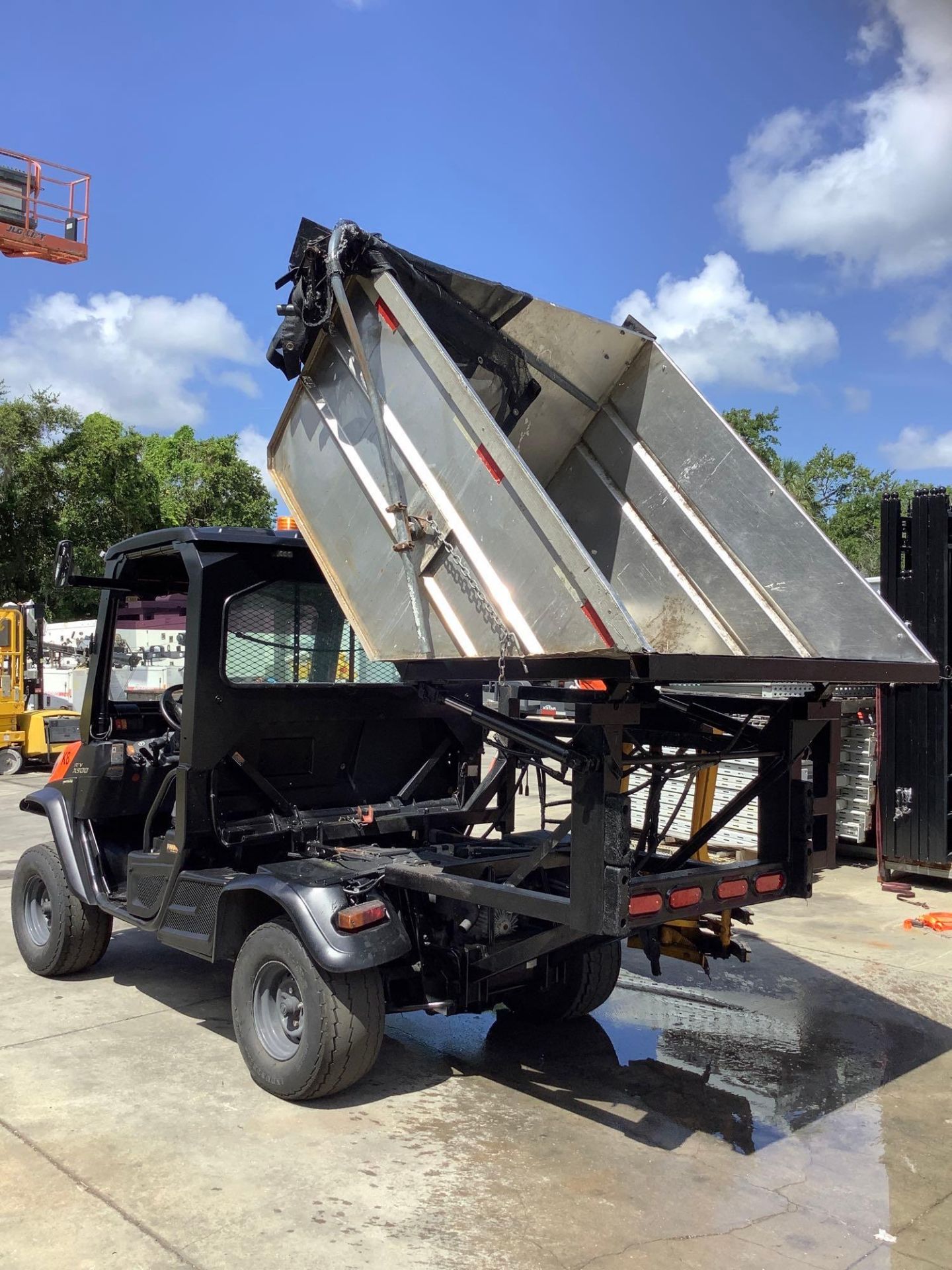 2017 KUBOTA RTV-X900 UTV WITH HYDRAULIC DUMP BED & HYDRAULIC TRASH CAN LOADER , DIESEL, 4WD, - Image 12 of 26