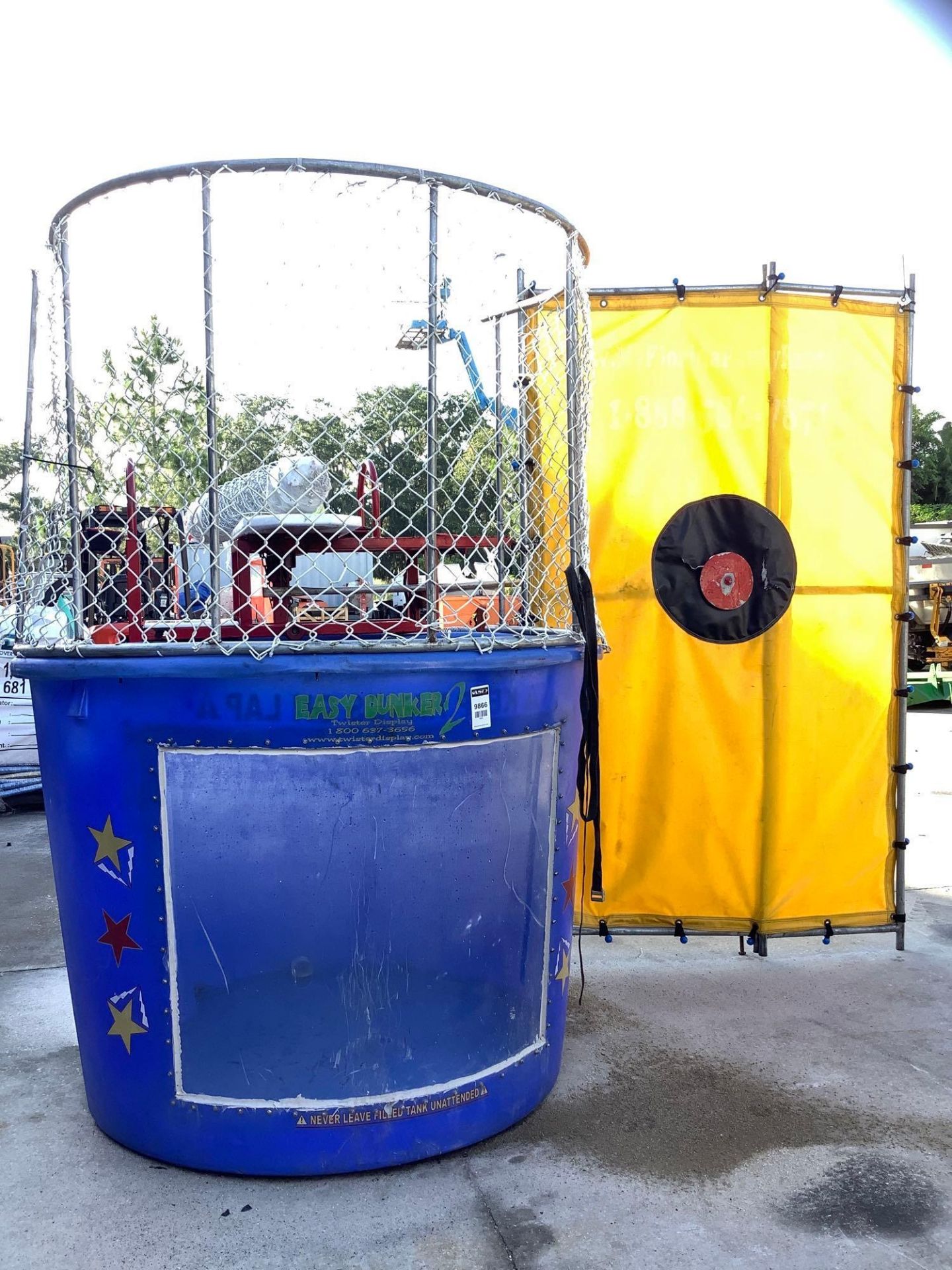 TWISTER DISPLAY EASY DUNKER 2 DUNK TANK, TRAILER MOUNTED