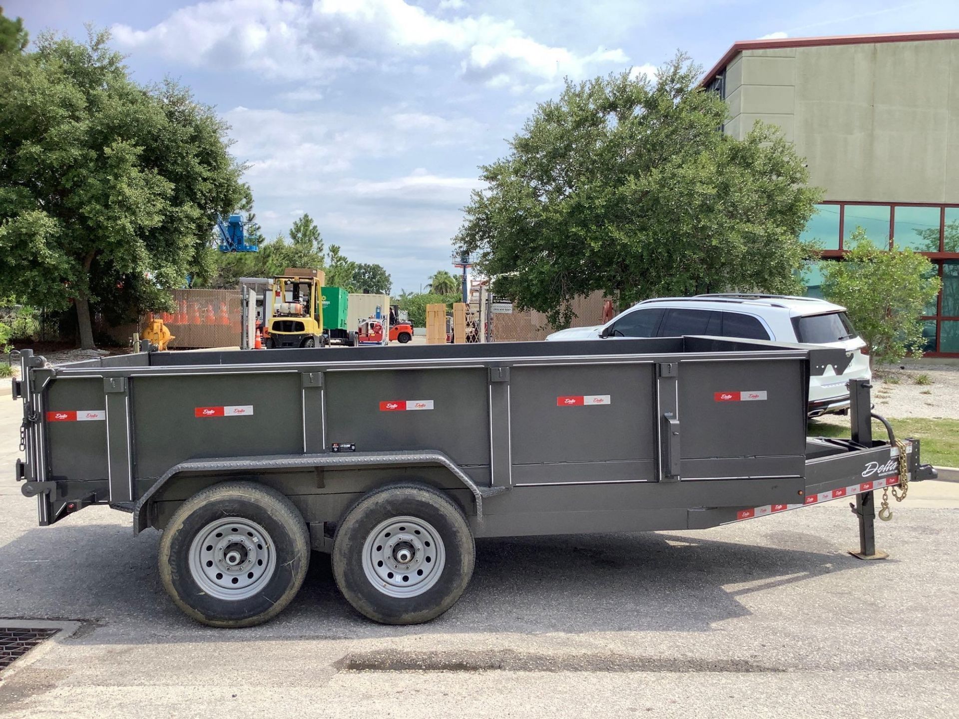 ***2022 DELTA HYDRAULIC DUMP TRAILER WITH REMOTE, APPROX GVWR 14000LBS, BUILT IN BATTERY CHARGE, ELE - Image 10 of 21