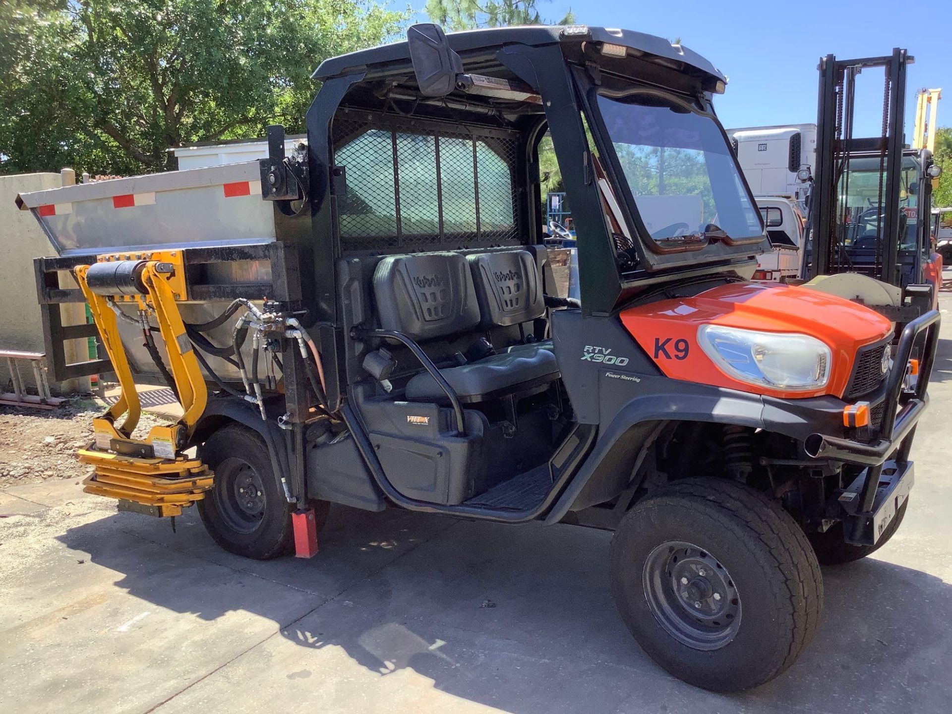 2017 KUBOTA RTV-X900 UTV WITH HYDRAULIC DUMP BED & HYDRAULIC TRASH CAN LOADER , DIESEL, 4WD, RUNS AN - Image 10 of 22