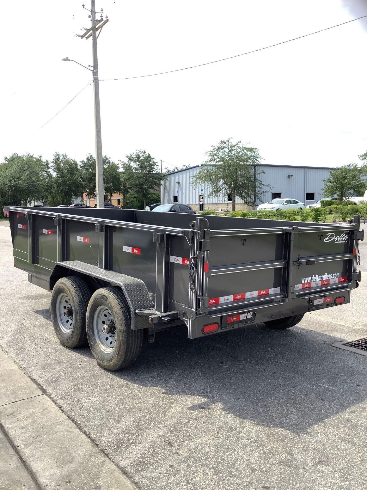 ***2022 DELTA HYDRAULIC DUMP TRAILER WITH REMOTE, APPROX GVWR 14000LBS, BUILT IN BATTERY CHARGE, ELE - Image 5 of 21