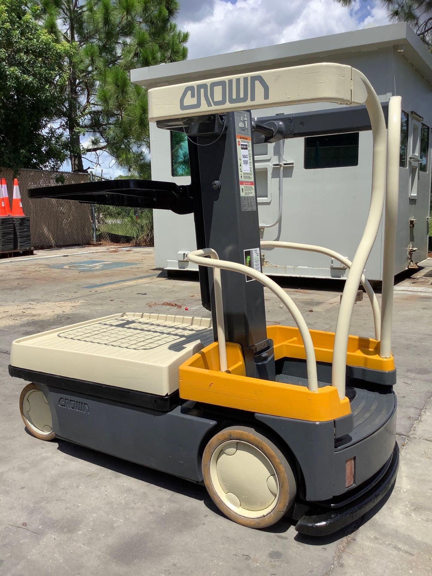 CROWN MODEL WAVE 50-84, ELECTRIC, 24 VOLTS, APPROX MAX PLATFORM LIFT HEIGHT 84in, RUNS AND OPERATES