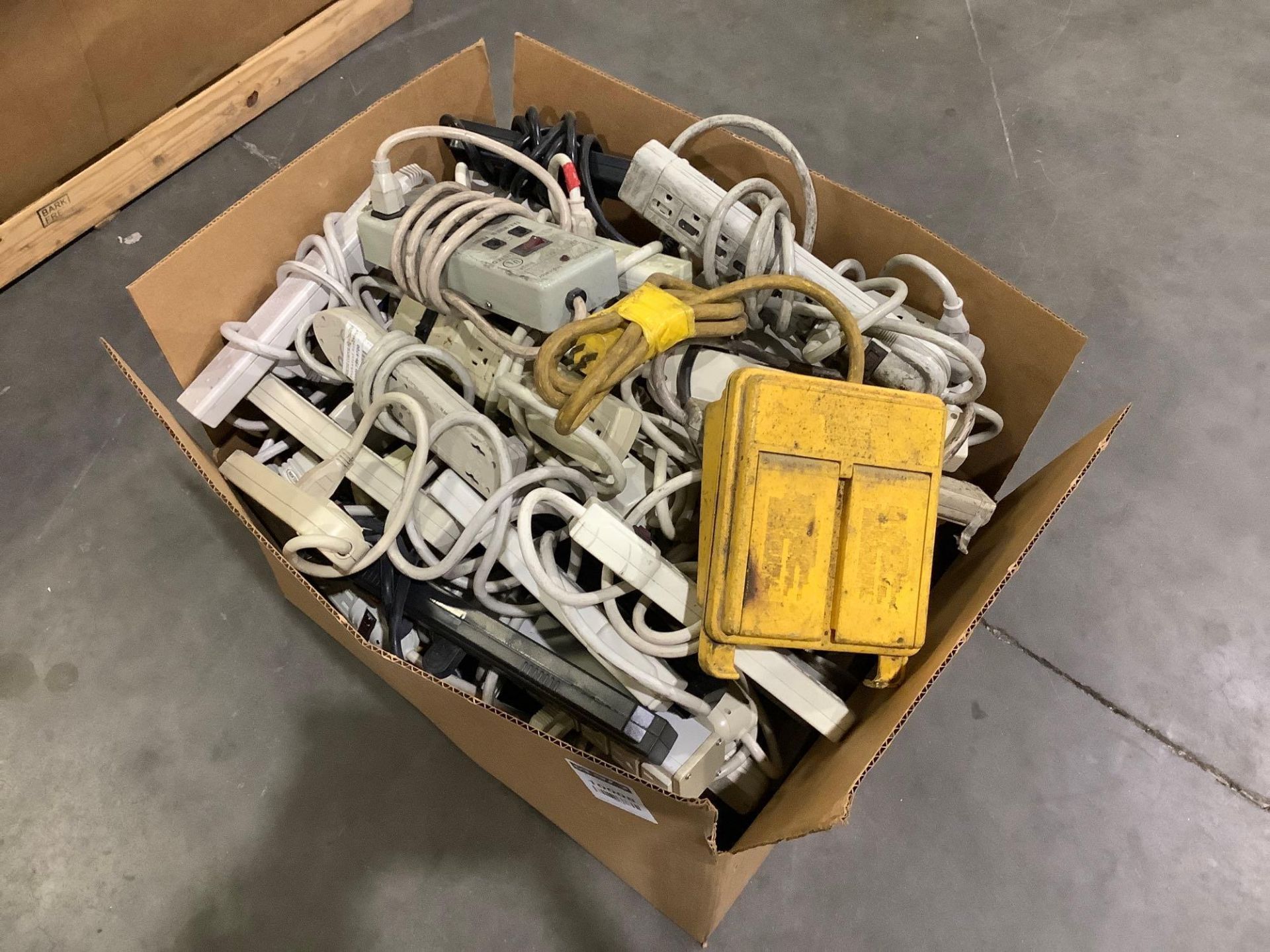 BOX OF POWER STRIPS - Image 8 of 8