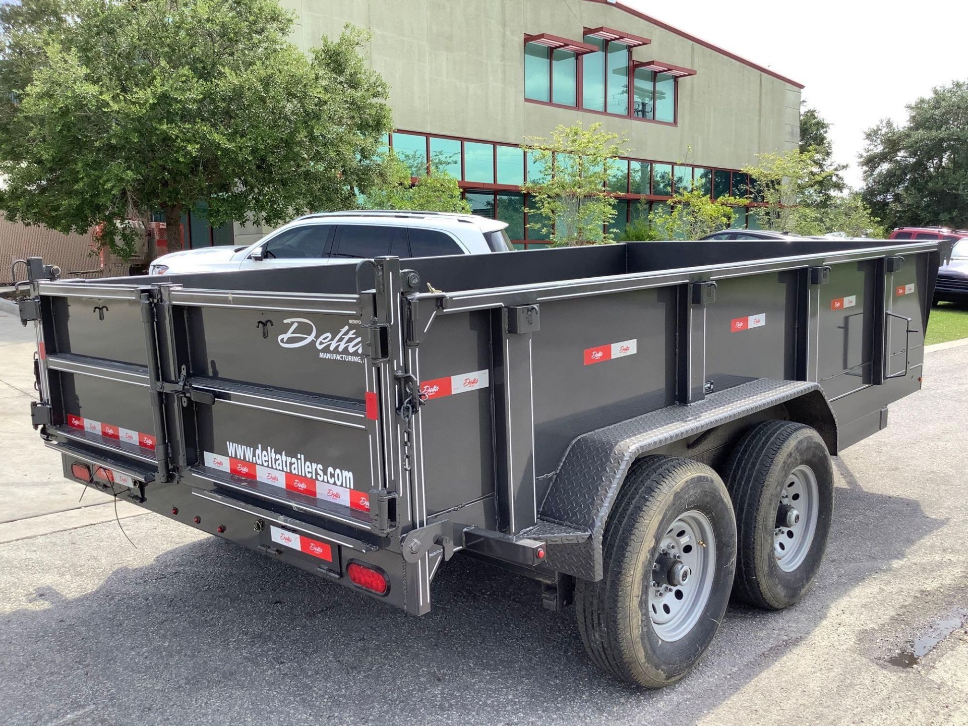 ***2022 DELTA HYDRAULIC DUMP TRAILER WITH REMOTE, APPROX GVWR 14000LBS, BUILT IN BATTERY CHARGE, ELE - Image 8 of 21