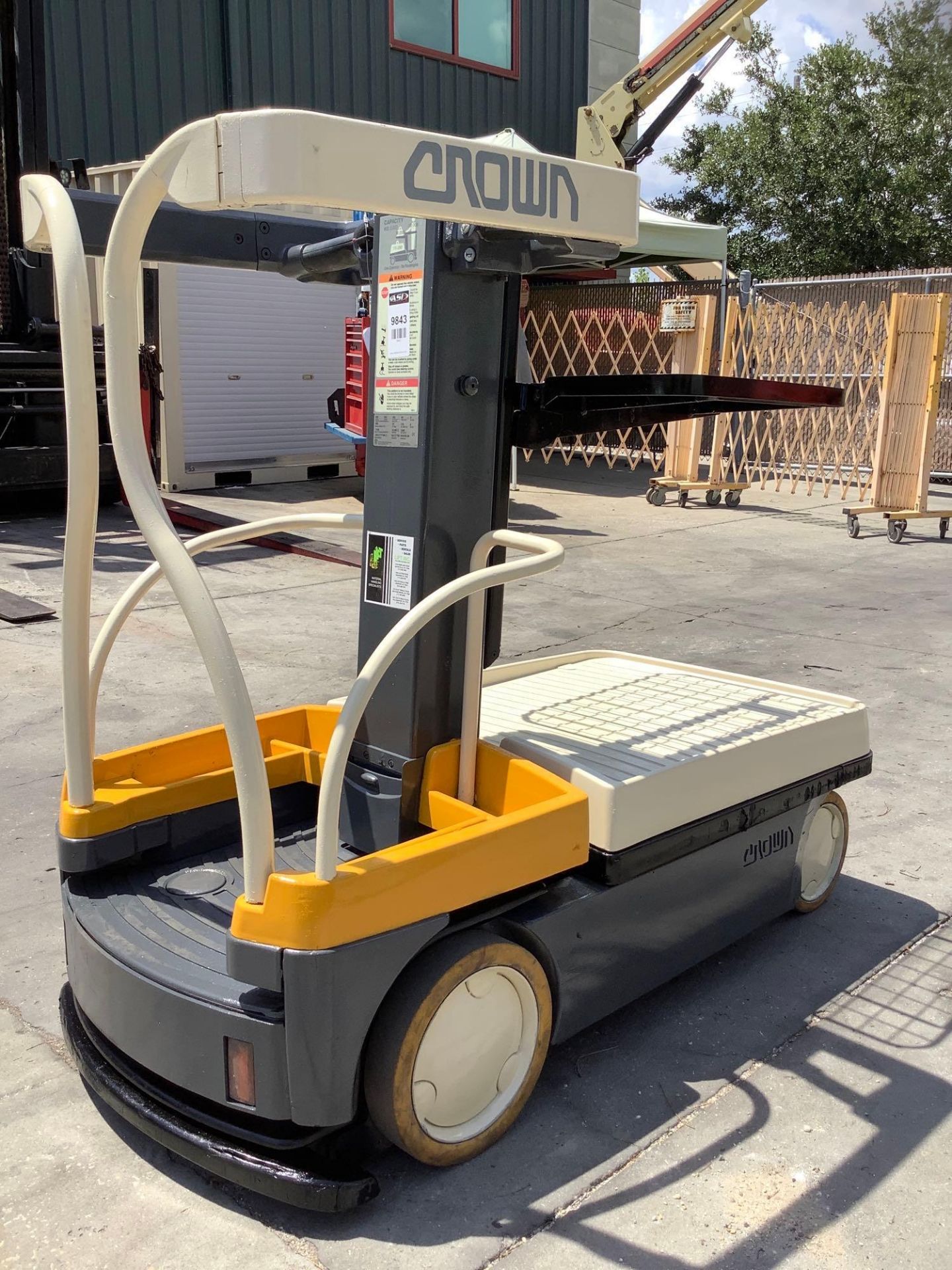 CROWN MODEL WAVE 50-84, ELECTRIC, 24 VOLTS, APPROX MAX PLATFORM LIFT HEIGHT 84in, RUNS AND OPERATES - Image 7 of 10