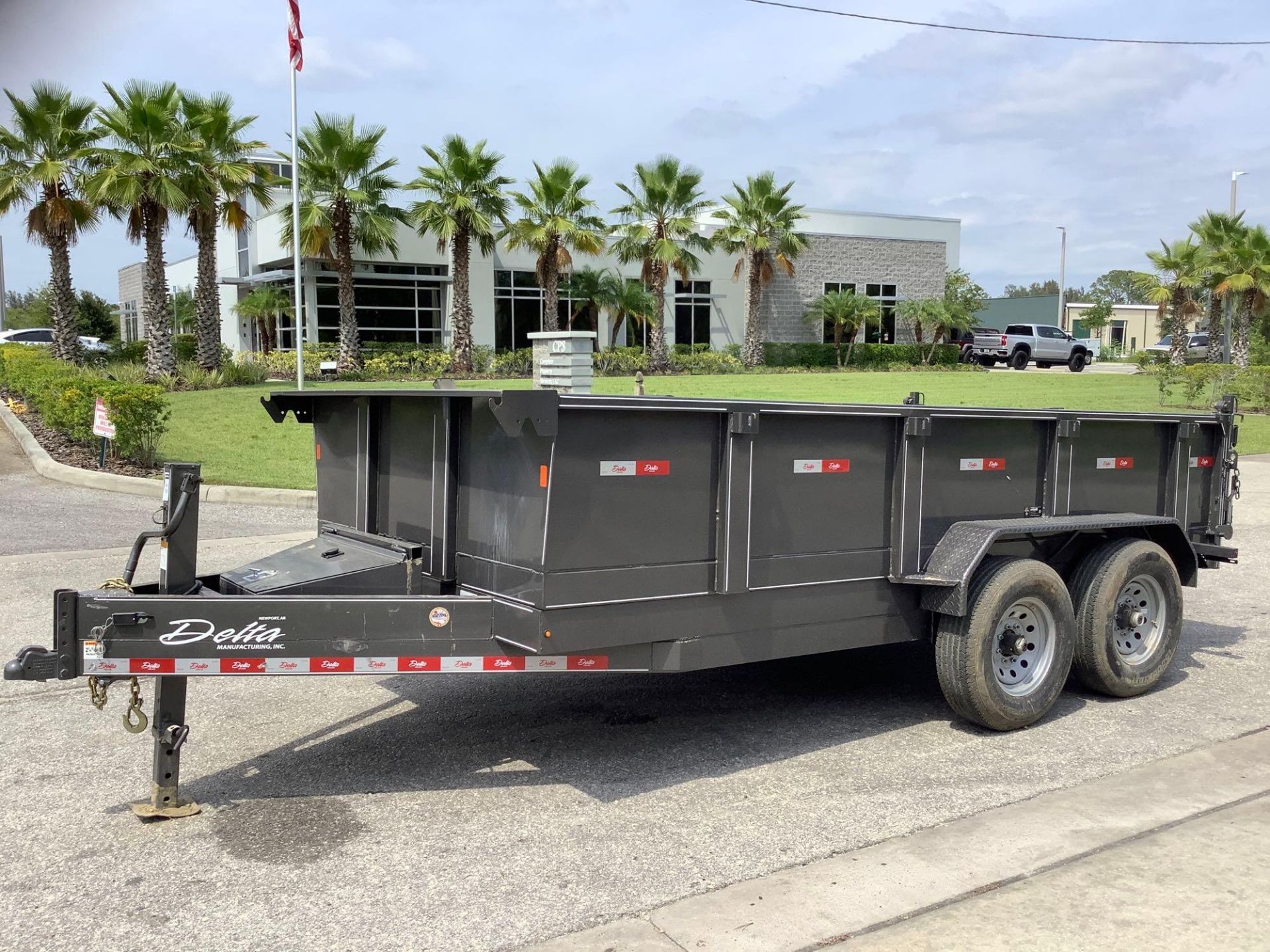 ***2022 DELTA HYDRAULIC DUMP TRAILER WITH REMOTE, APPROX GVWR 14000LBS, BUILT IN BATTERY CHARGE, ELE