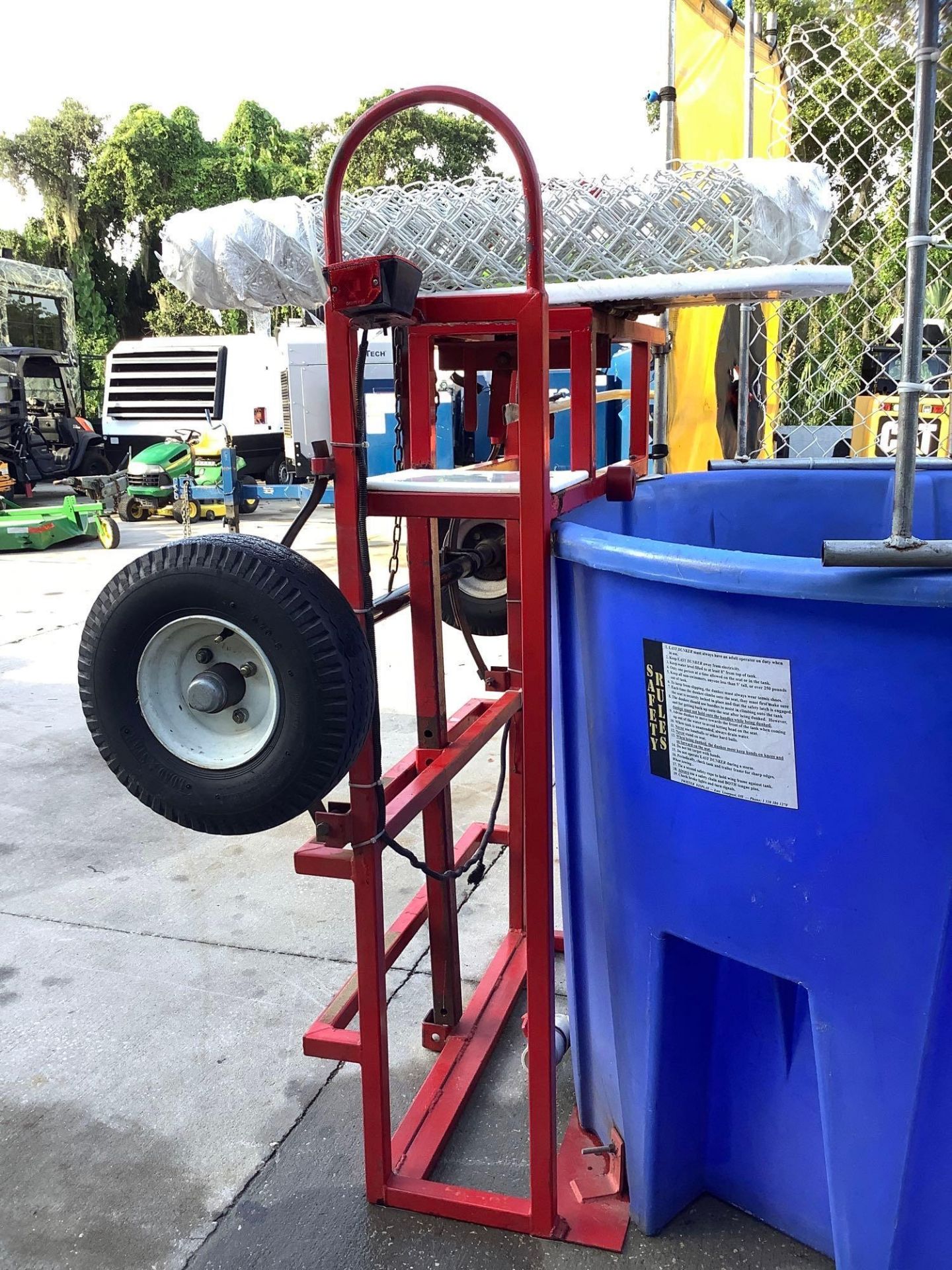 TWISTER DISPLAY EASY DUNKER 2 DUNK TANK, TRAILER MOUNTED - Image 14 of 20