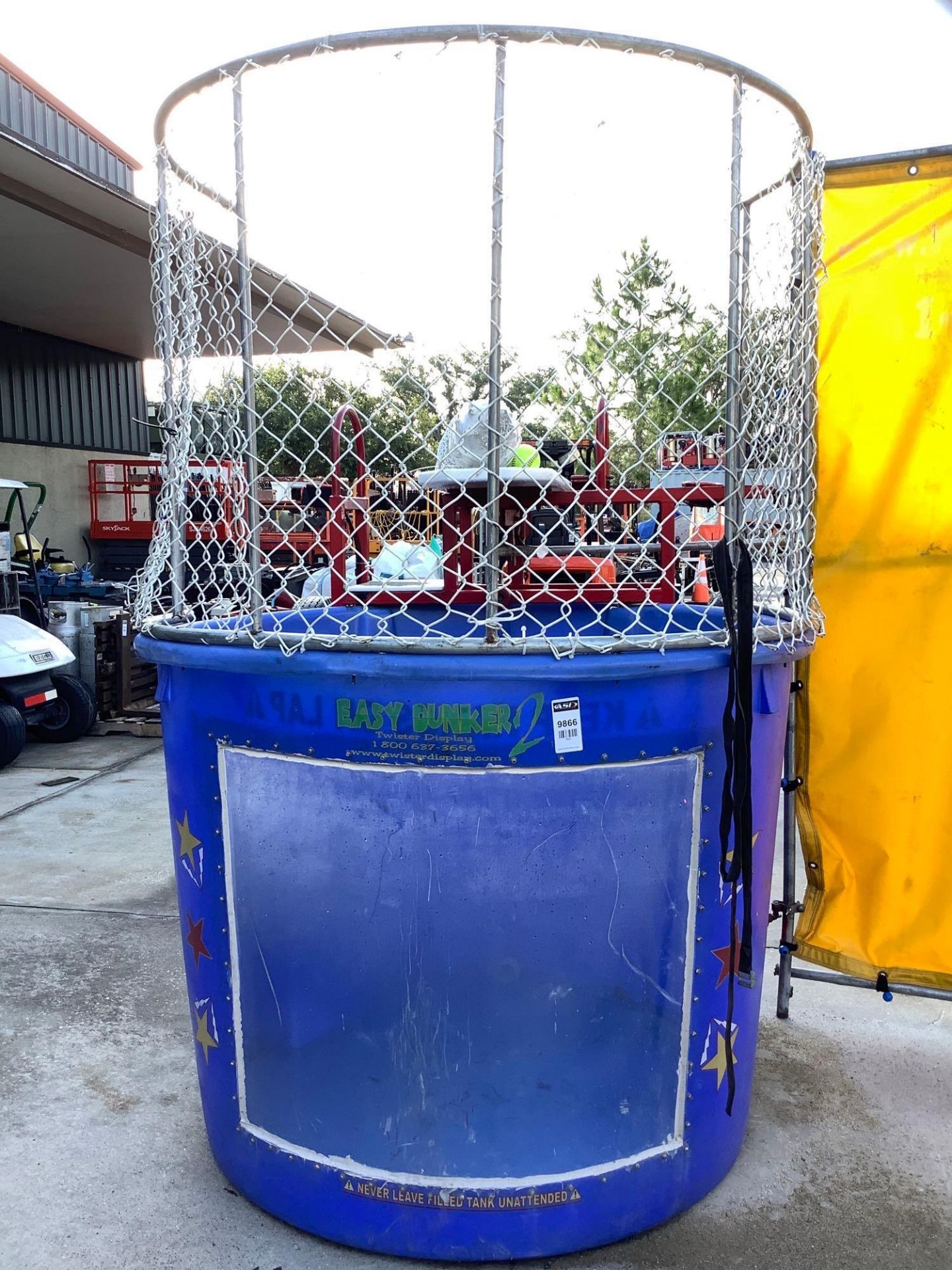 TWISTER DISPLAY EASY DUNKER 2 DUNK TANK, TRAILER MOUNTED - Image 13 of 20