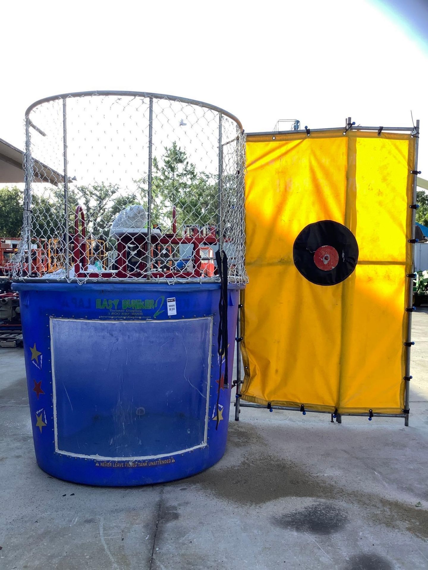 TWISTER DISPLAY EASY DUNKER 2 DUNK TANK, TRAILER MOUNTED - Image 3 of 20