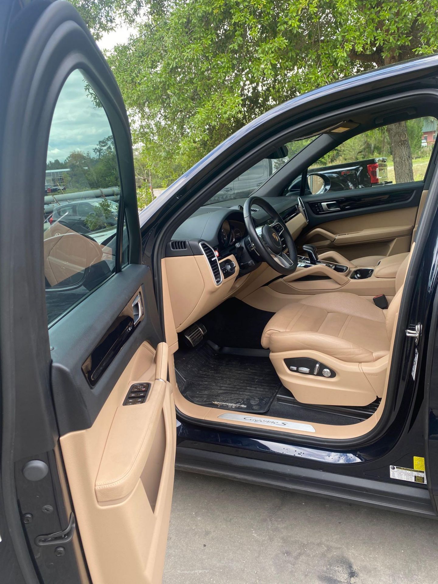 ***2019 PORSCHE CAYENNE S AWD SUV, LEATHER SEATS, MOON ROOF, A/C & HEATED SEATS, 2 KEYS INCLUDED - Image 17 of 47