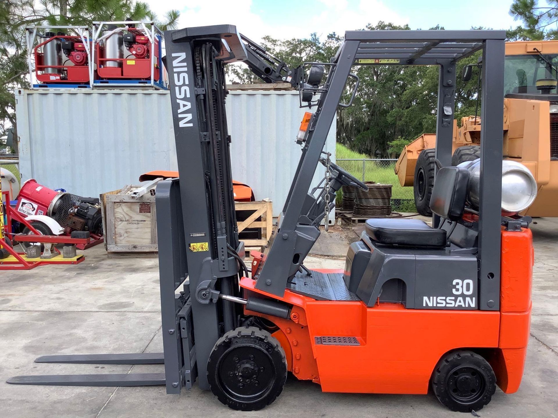 NISSAN OPTIMUM 30 FORKLIFT MODEL CPJ01A15PV, LP POWERED, APPROX MAX CAPACITY 3000LBS, APPROX MAX HEI - Image 4 of 17