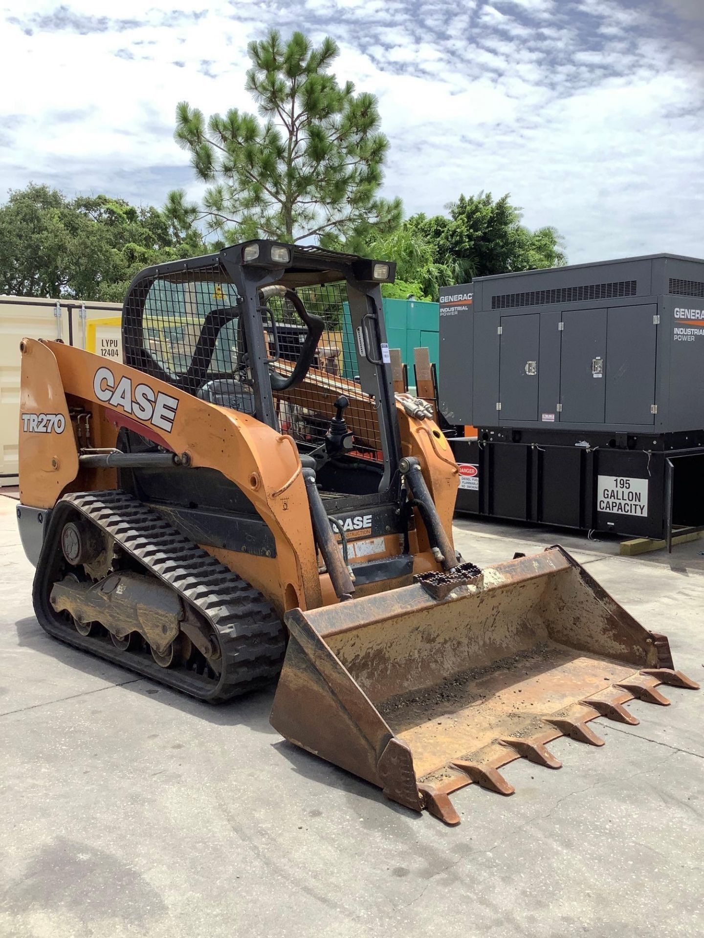 2016 CASE SKID STEER MODEL TR270 LOADER, DIESEL, RUBBER TRACKS, BUCKET WITH TEETH APPROX 68” WIDE, R - Image 2 of 18