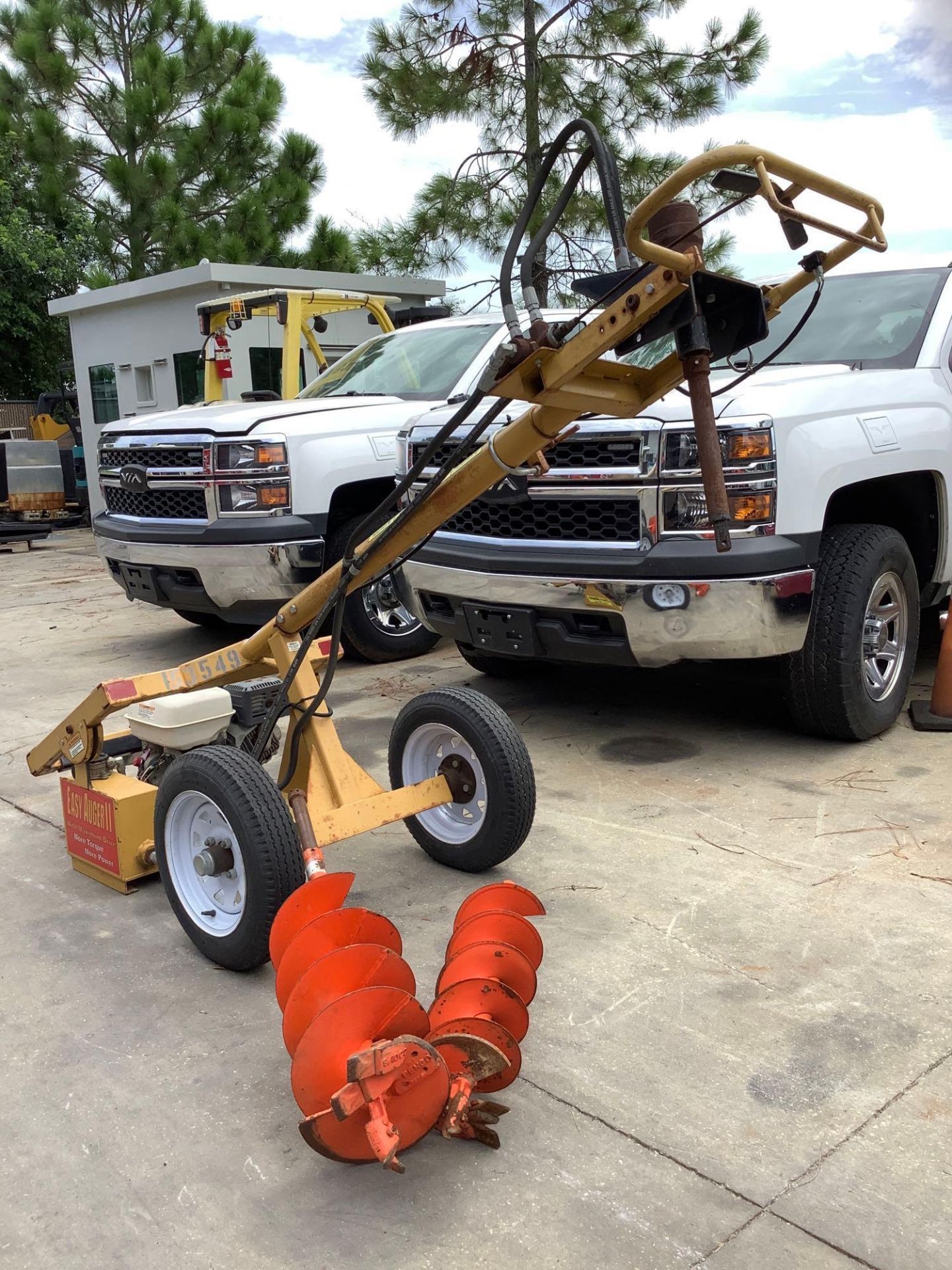 MACKISSIC EASY AUGER, TOW BEHIND, HONDA GX 270 MOTOR, GAS POWERED, ( 2 ) AUGER BITS INCLUDED - Image 4 of 17