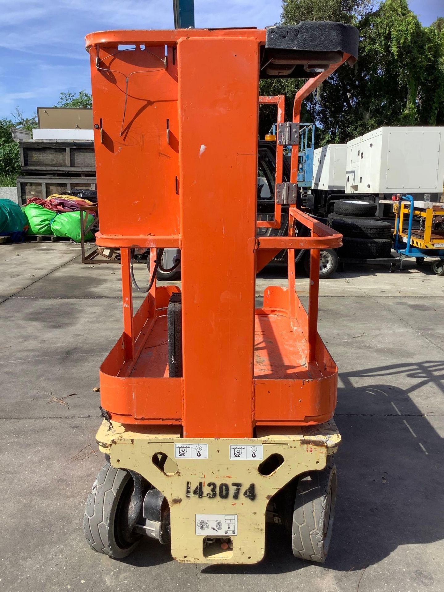 JLG MAN LIFT MODEL 1230ES, ELECTRIC, APPROX MAX PLATFORM HEIGHT 12FT, NON MARKING TIRES, BUILT IN BA - Image 6 of 15
