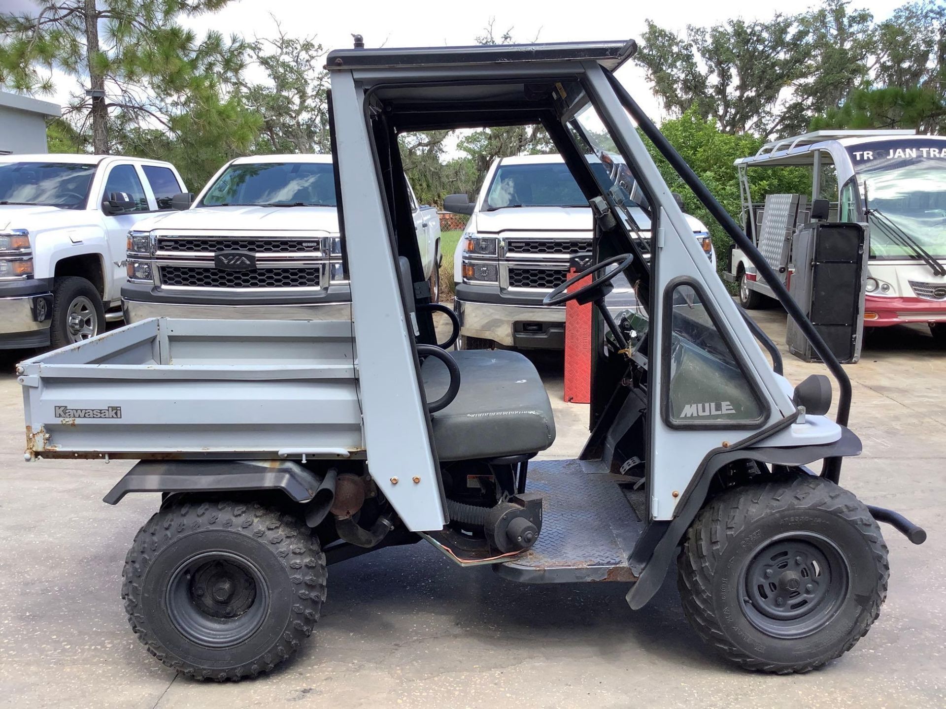 KAWASAKI MULE 550 ATV TYPE KAF300C, GAS POWERED, MANUAL DUMP BED, RUNS & OPERATES - Image 4 of 14