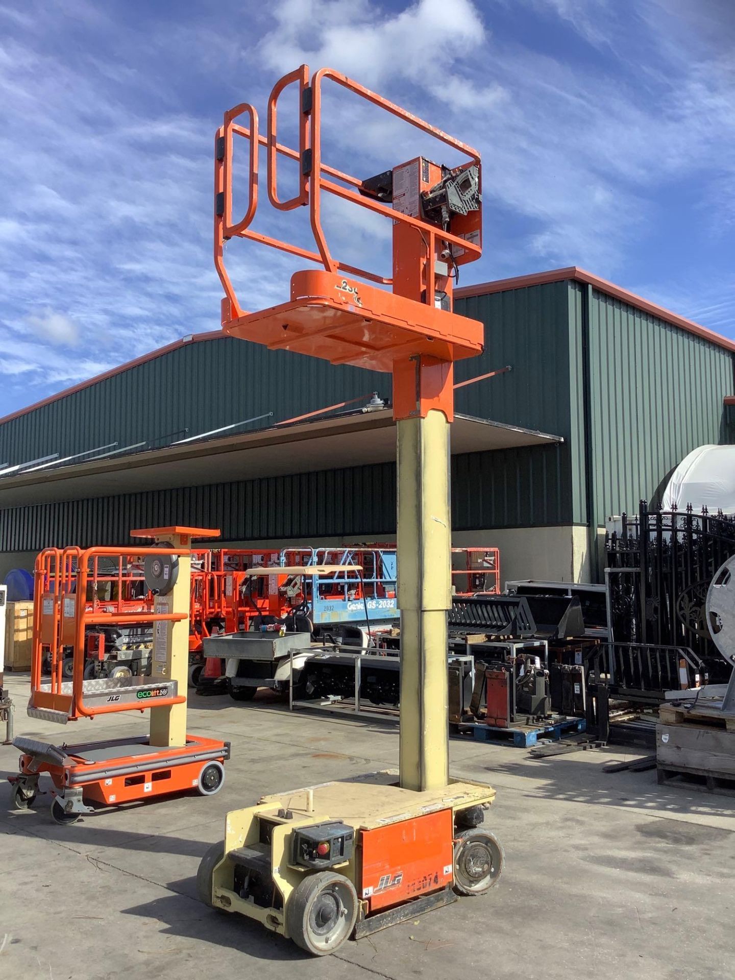 JLG MAN LIFT MODEL 1230ES, ELECTRIC, APPROX MAX PLATFORM HEIGHT 12FT, NON MARKING TIRES, BUILT IN BA - Image 3 of 15