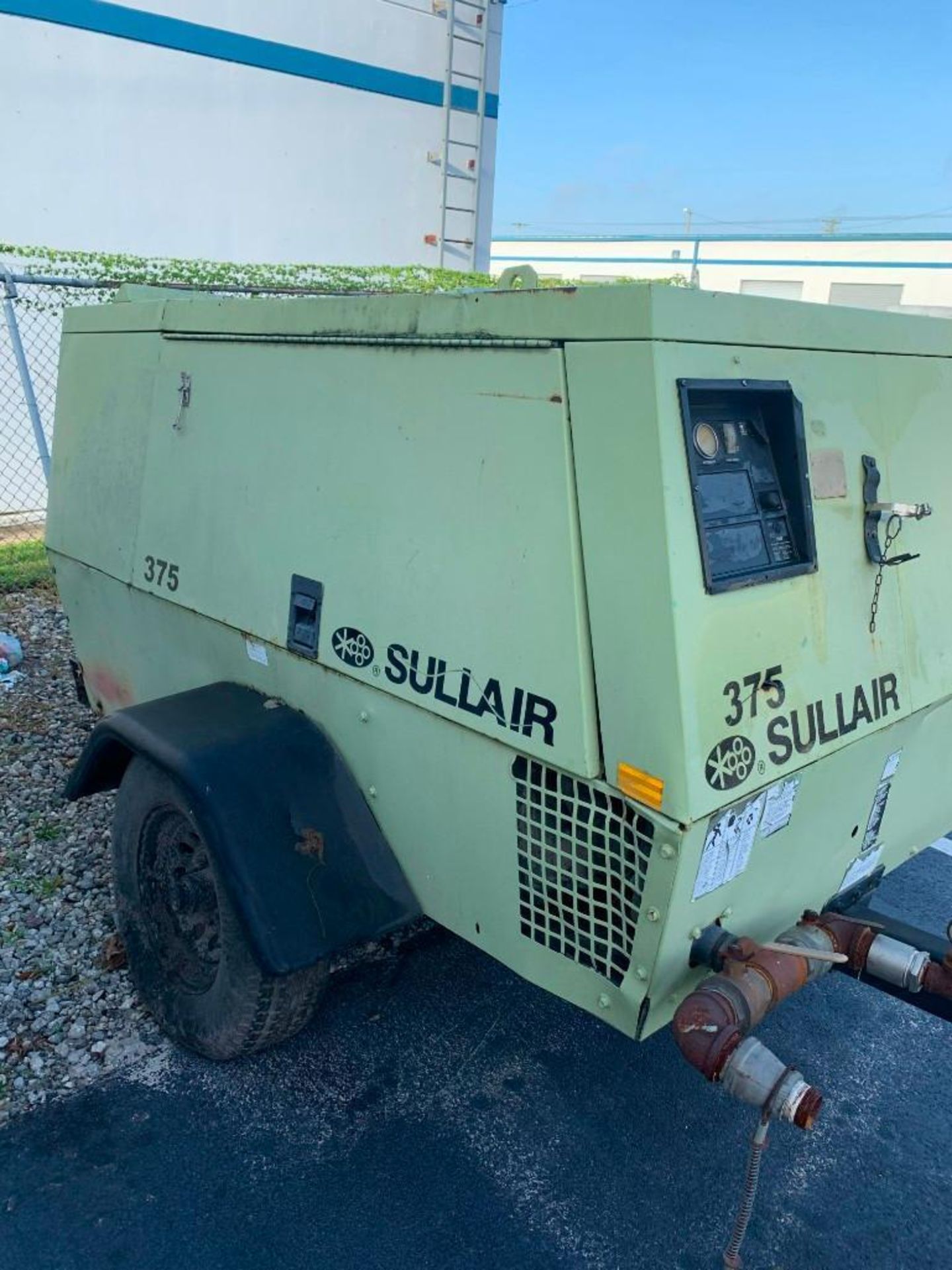 SULLAIR 375 AIR COMPRESSOR, DIESEL, JOHN DEERE ENGINE, TOW BEHIND, BILL OF SALE ONLY , CONDITION UNK - Image 2 of 12