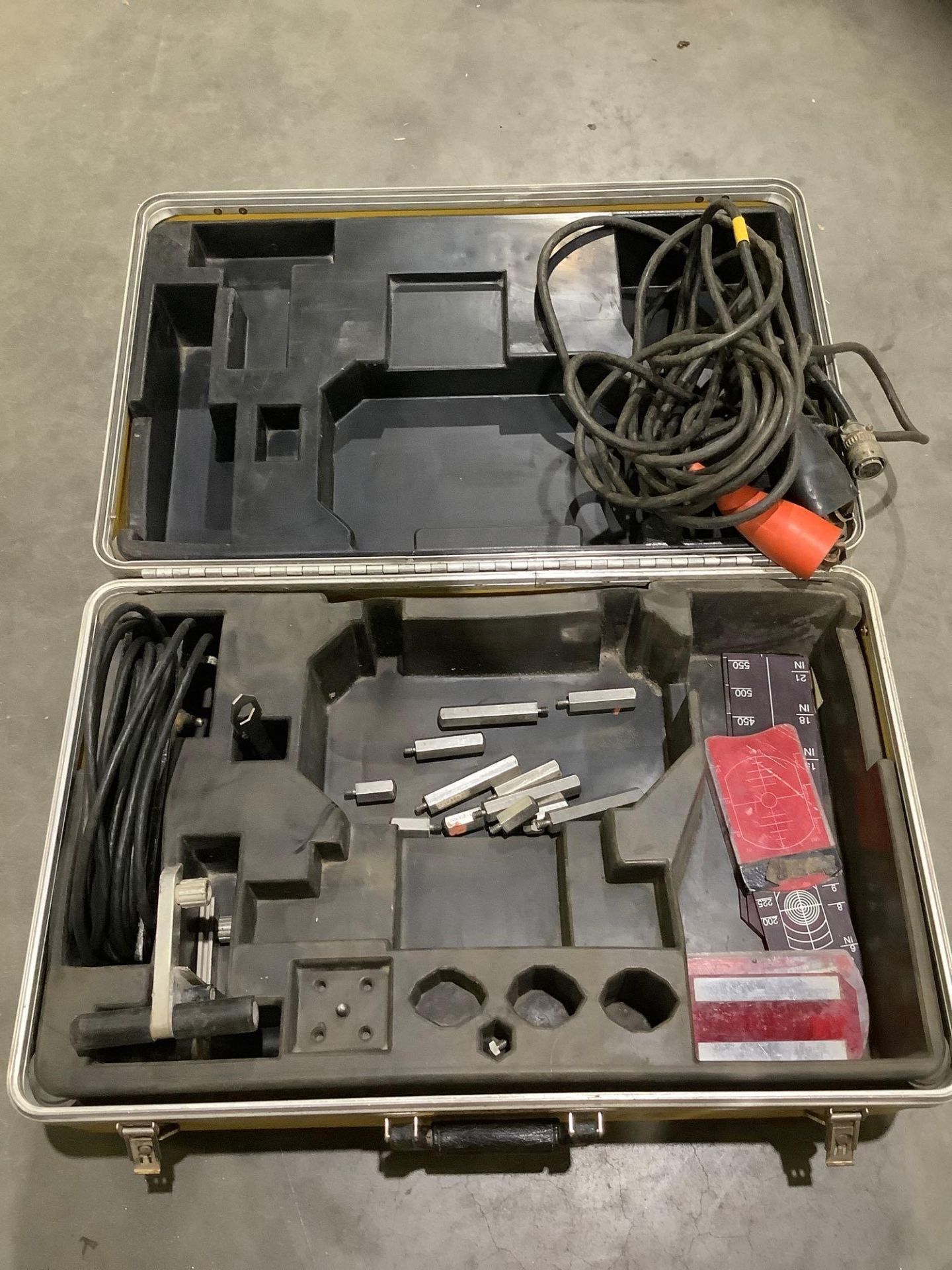 BEAM ALIGNER 4700 SERIES PIPE LASER MODEL 4700 IN CARRY CASE - Image 2 of 8