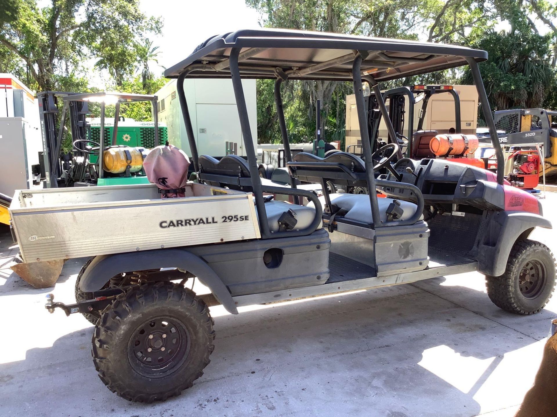CLUB CAR CARYALL 295SE 4x4 INTELLITRAK GOLF CART, GAS POWERED , MANUAL DUMP BED, HITCH IN FRONT & BA - Image 4 of 19