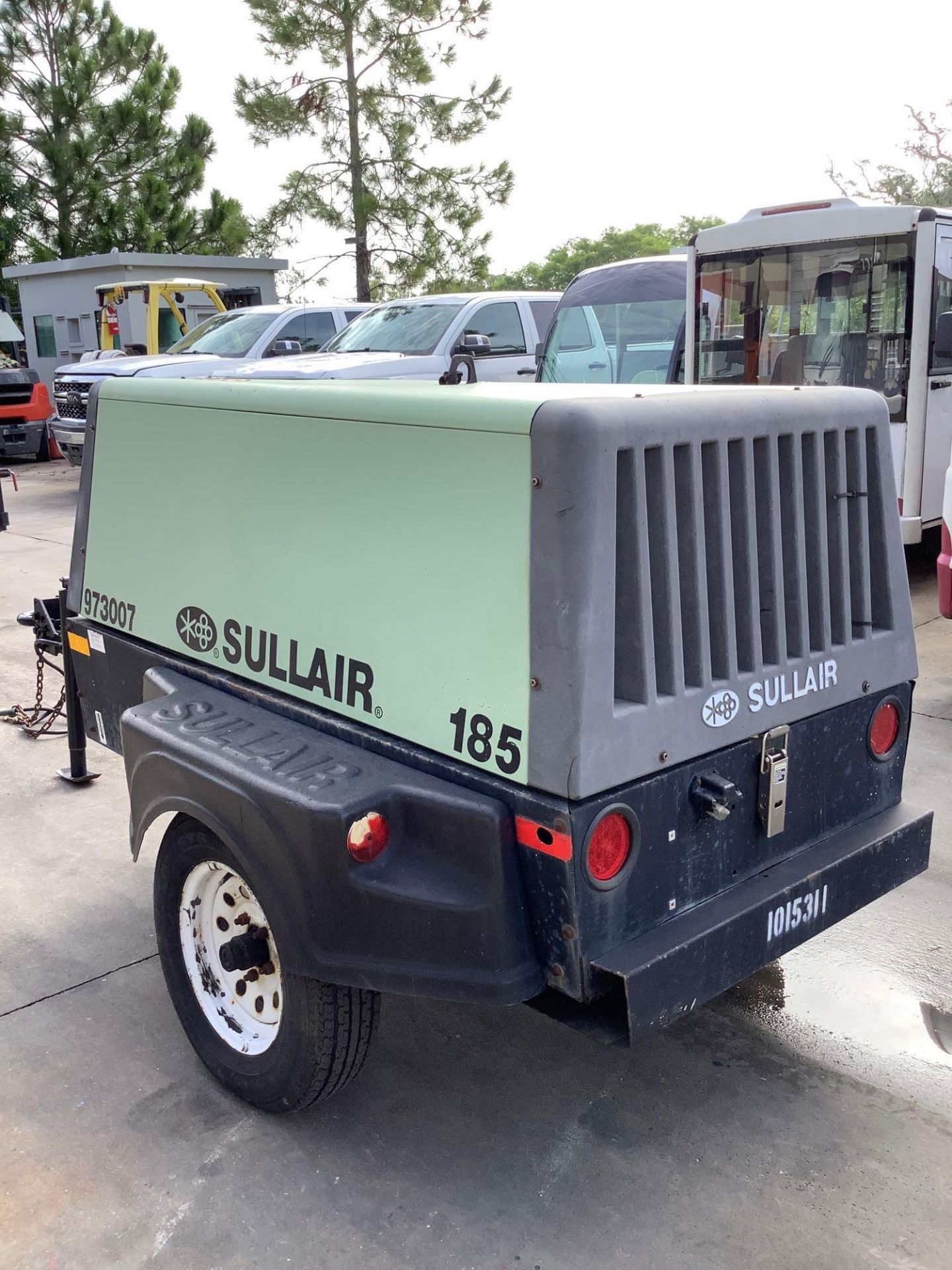 SULLAIR AIR COMPRESSOR MODEL 185 JD, DIESEL, JOHN DEERE ENGINE, TOW BEHIND, APPROX RATED CAPACITY 18 - Image 5 of 24