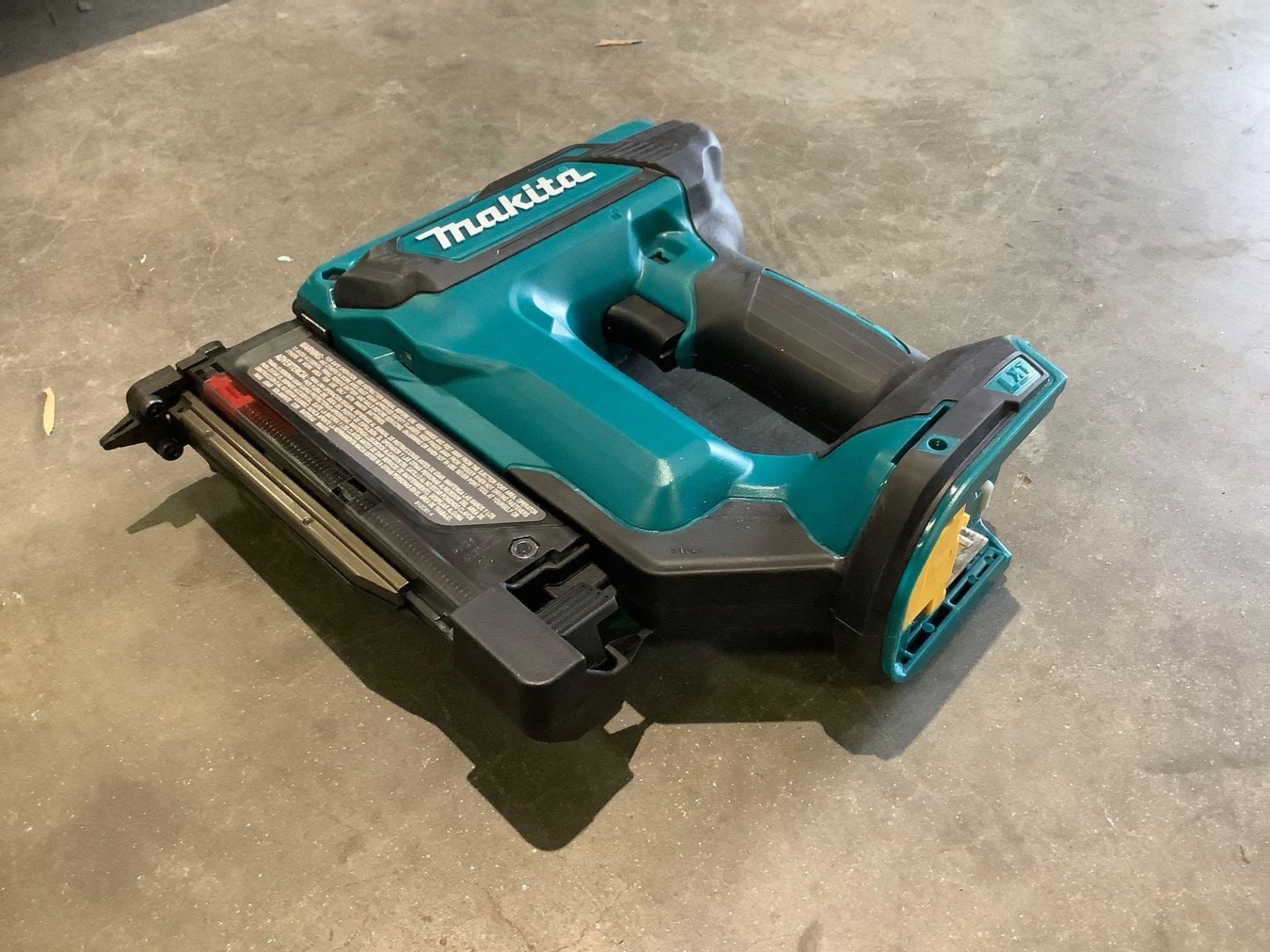 MAKITA 18V LITHIUM ION LXT CORDLESS PIN NAILER MODEL XTP02, RECONDITIONED, NO BATTERY - Image 2 of 8