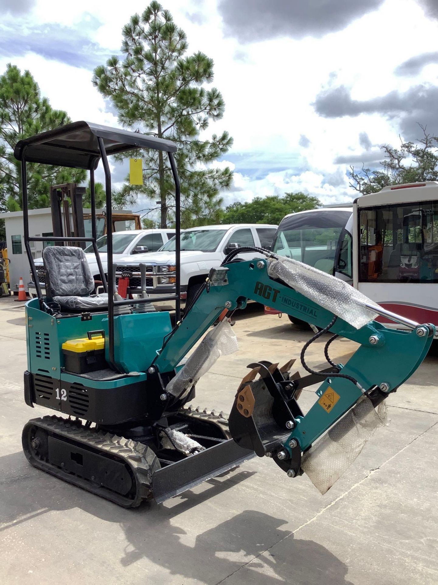 2022 AGROTK MINI EXCAVATOR MODEL H12, GAS POWERED, RUBBER TRACKS, BUCKET WITH TEETH & THUMB ATTACHME - Image 2 of 21