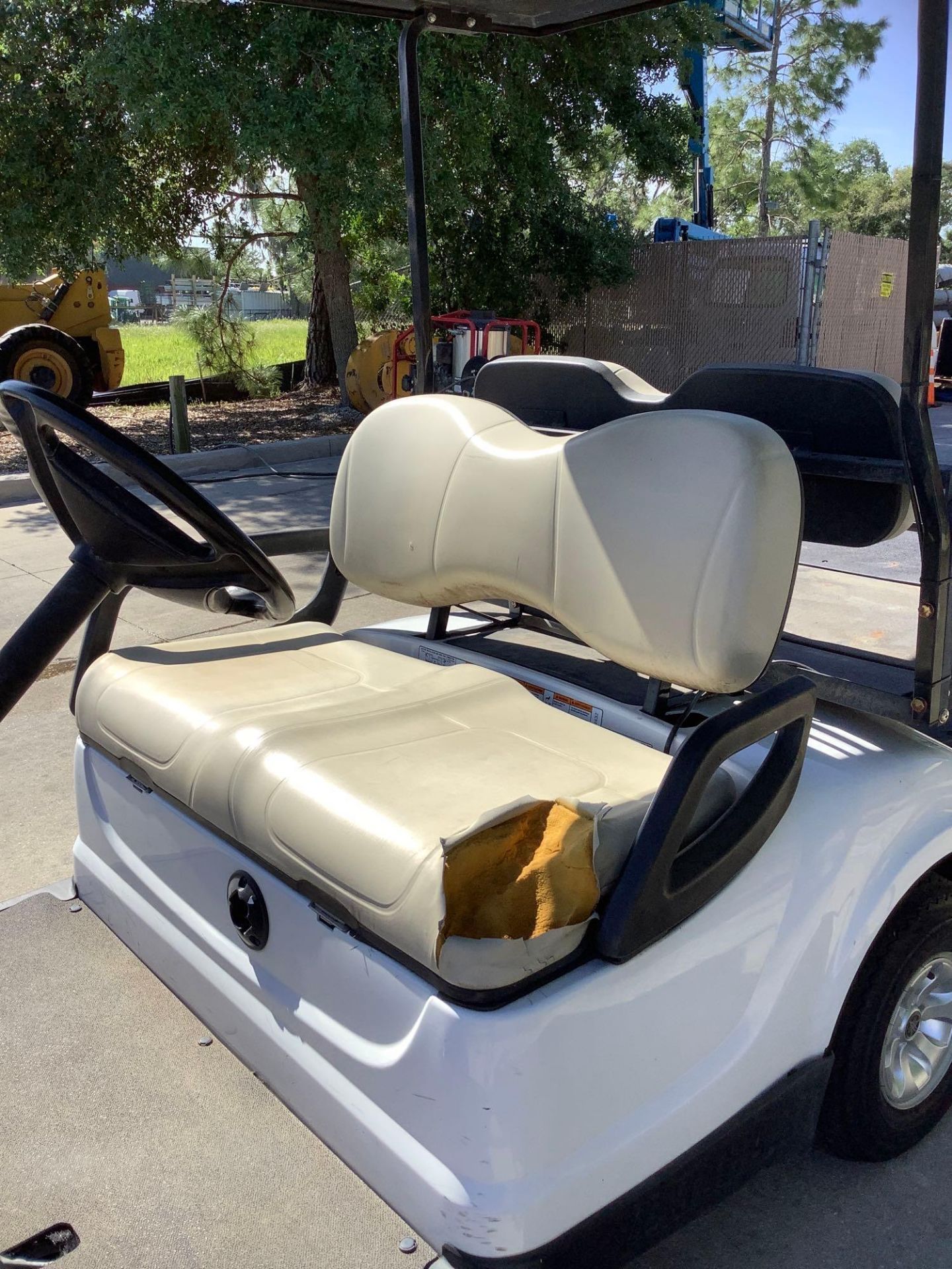 YAMAHA GOLF CART MODEL YDRE3, ELECTRIC, FLAT BED BACK, SOLAR PANEL ROOF ATTACHED, ELECTRIC , RUNS AN - Image 9 of 14