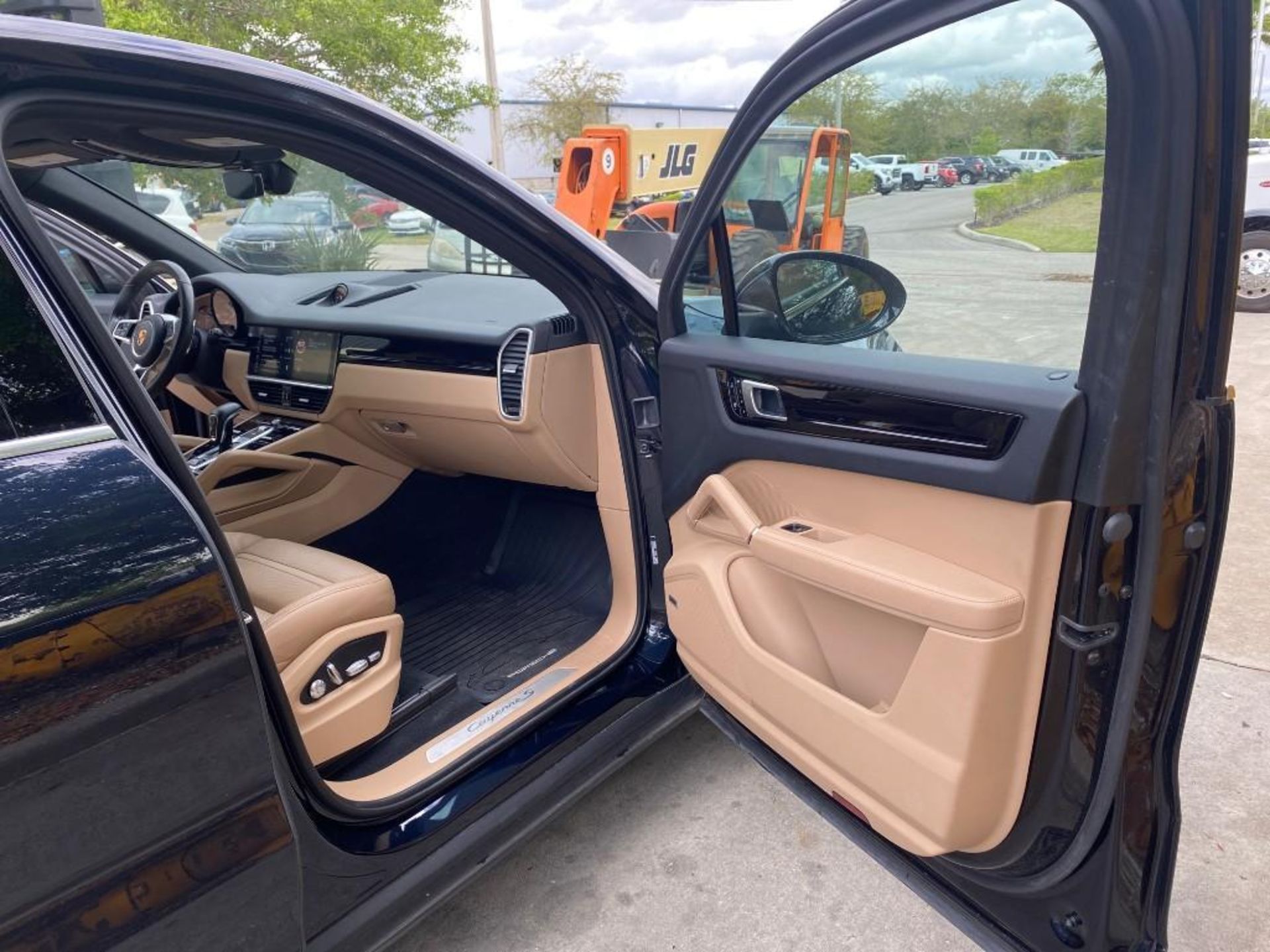 ***2019 PORSCHE CAYENNE S AWD SUV, LEATHER SEATS, MOON ROOF, A/C & HEATED SEATS, 2 KEYS INCLUDED - Image 43 of 47