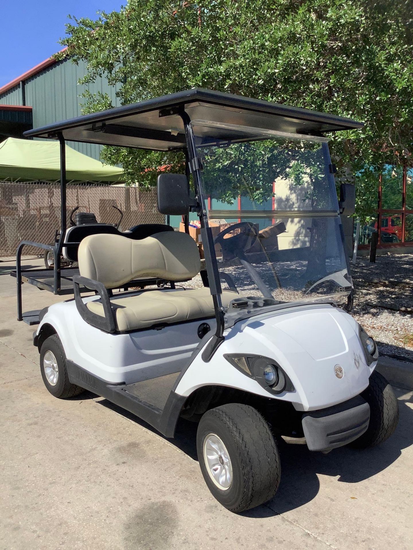 YAMAHA GOLF CART MODEL YDRE3, ELECTRIC, FLAT BED BACK, SOLAR PANEL ROOF ATTACHED, ELECTRIC , RUNS AN - Image 4 of 14