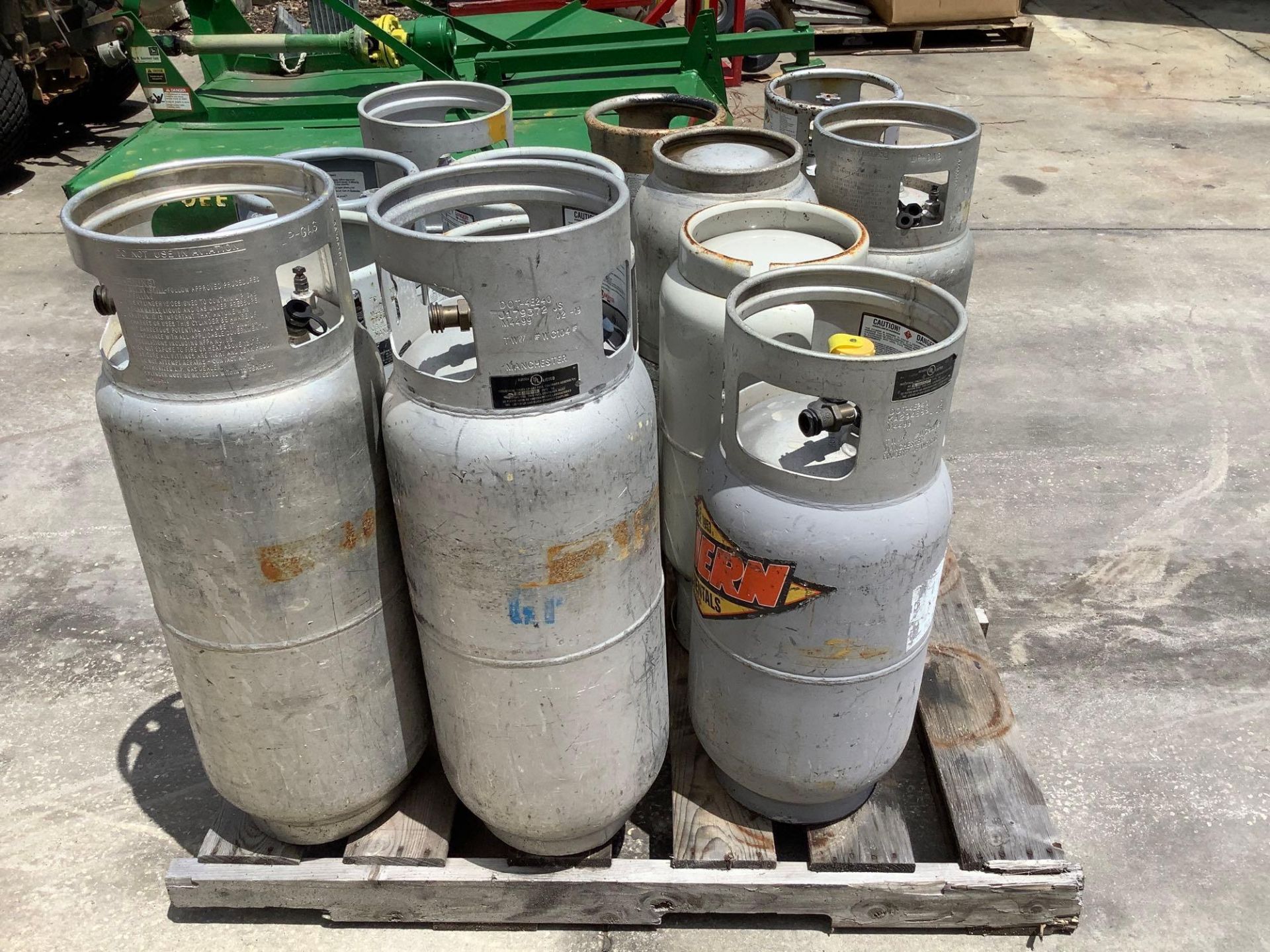 ALUMINUM & STEEL PROPANE TANKS, APPROX 13 - Image 6 of 10